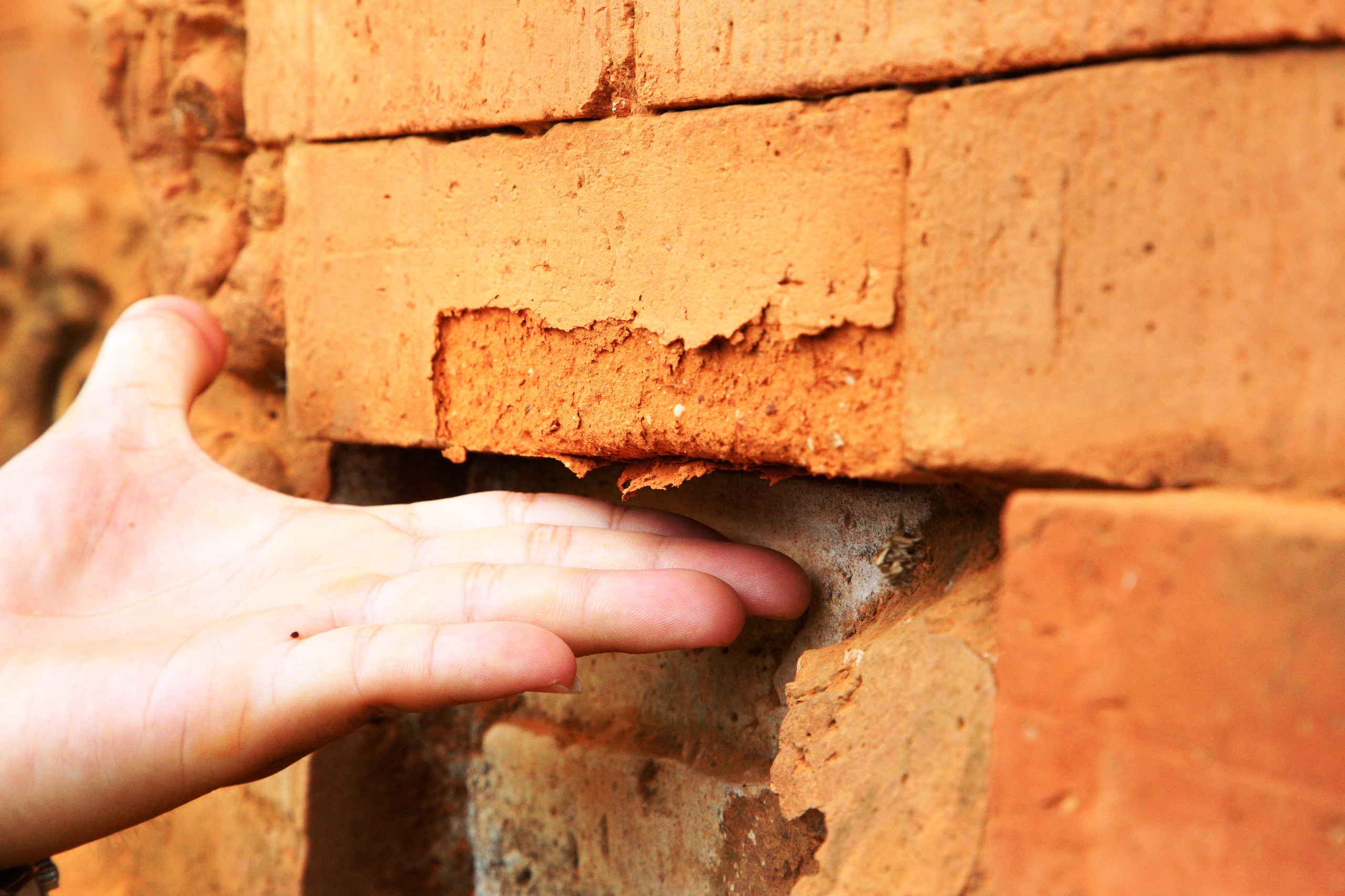 Cận cảnh tháp Chăm ngàn năm tuổi mới trùng tu nhưng gạch phục chế đã mủn nát- Ảnh 8.