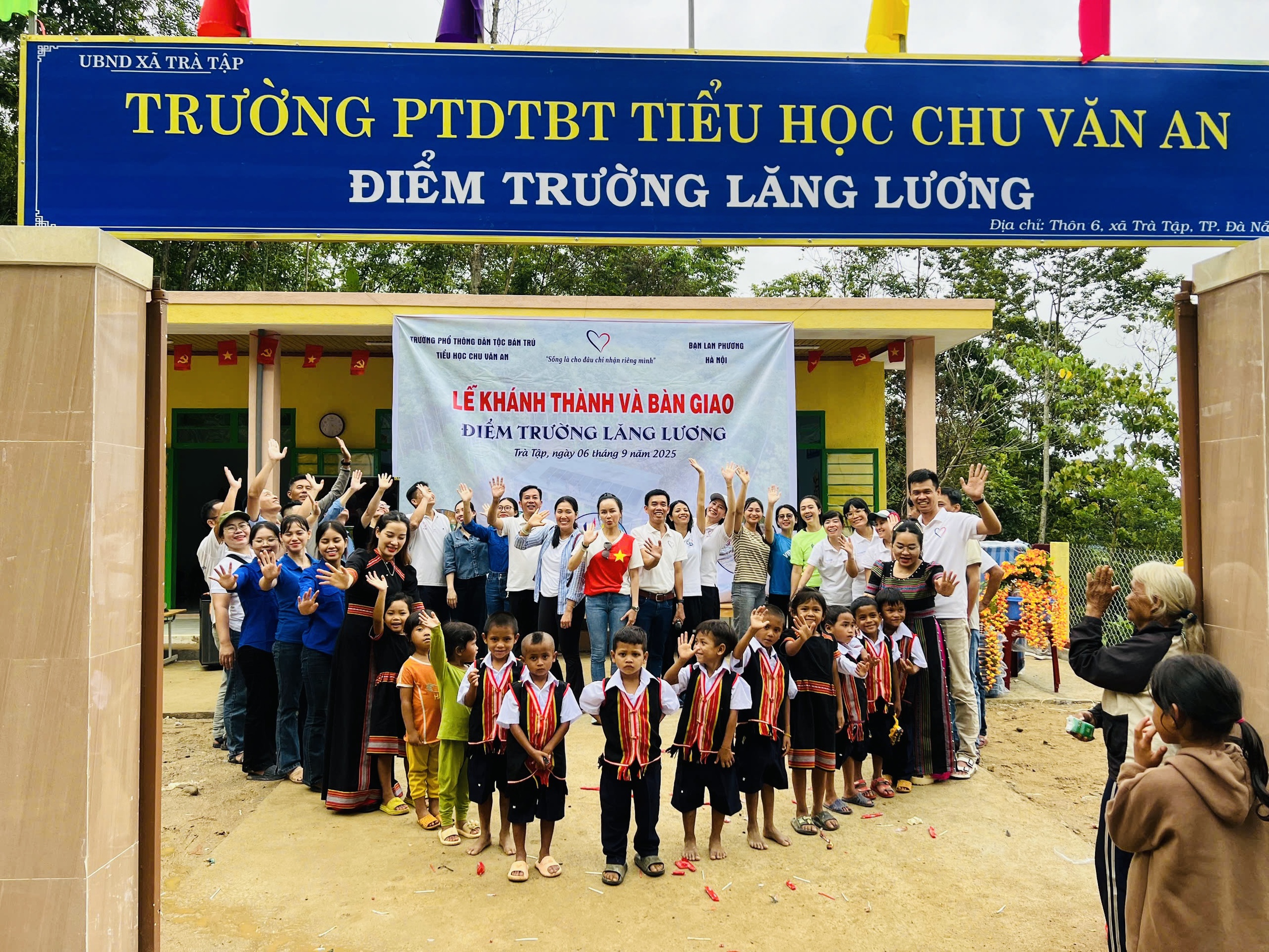 Hạnh phúc nhỏ trên đỉnh núi Ngọc Linh - Ảnh 2.