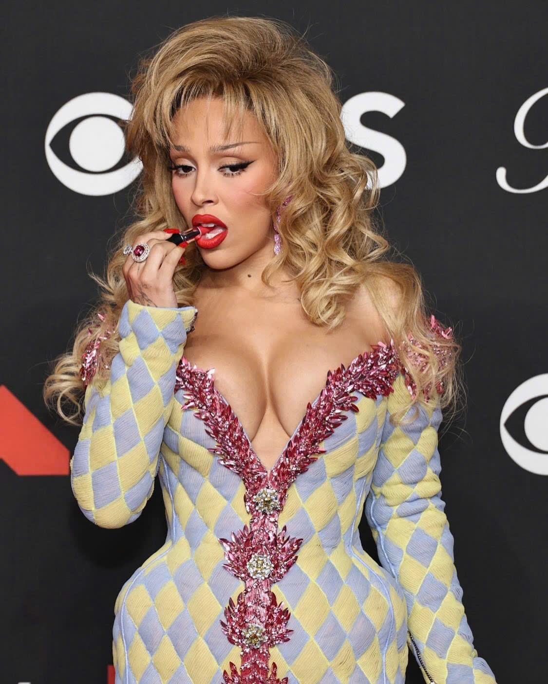 Doja Cat bị chê 'lố bịch' khi xuất hiện gây sốc trên thảm đỏ MTV VMAs 2025 - Ảnh 1.