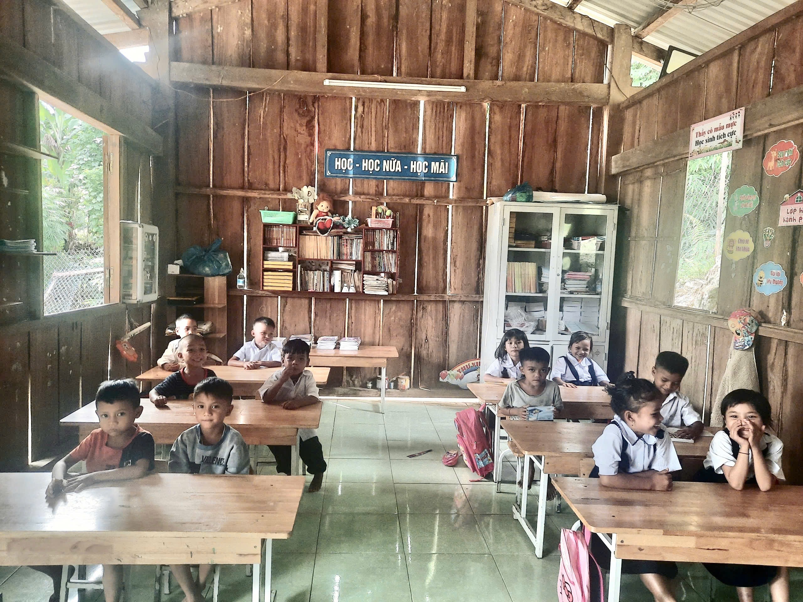 Hạnh phúc nhỏ trên đỉnh núi Ngọc Linh - Ảnh 1.