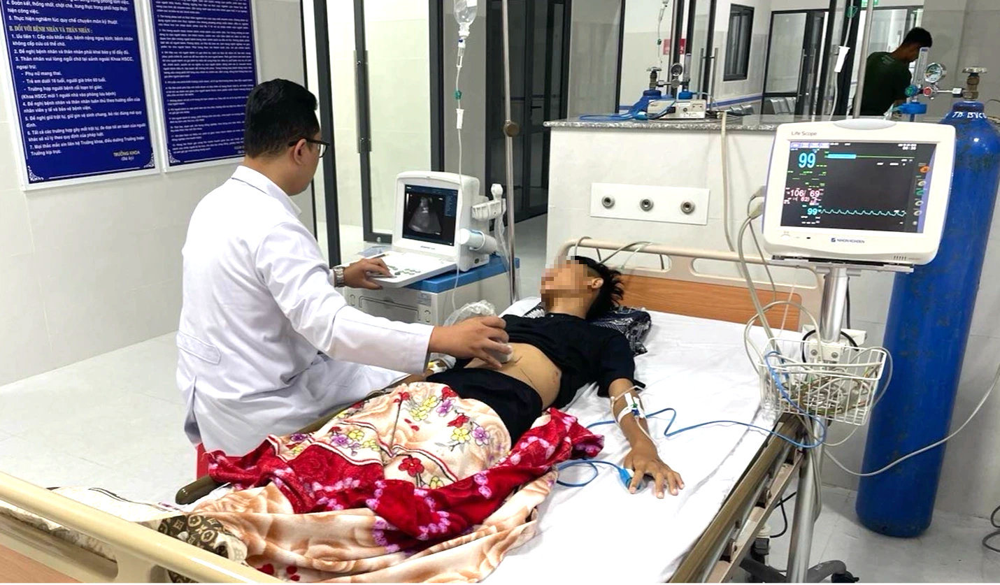 Bác sĩ bay gấp ra đặc khu Côn Đảo điều trị bệnh nhân tai nạn giao thông- Ảnh 1. Bác sĩ bay gấp ra đặc khu Côn Đảo điều trị bệnh nhân tai nạn giao thông- Ảnh 1.