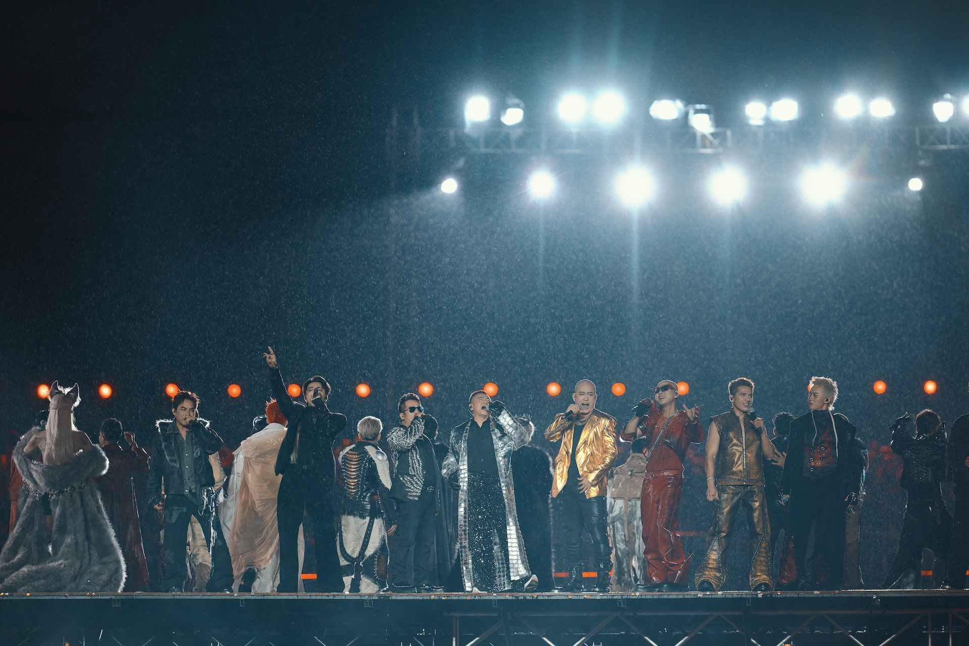 NSND Hữu Quốc gặp tai nạn trên đường đến diễn concert 'Anh trai vượt ngàn chông gai' - Ảnh 8.