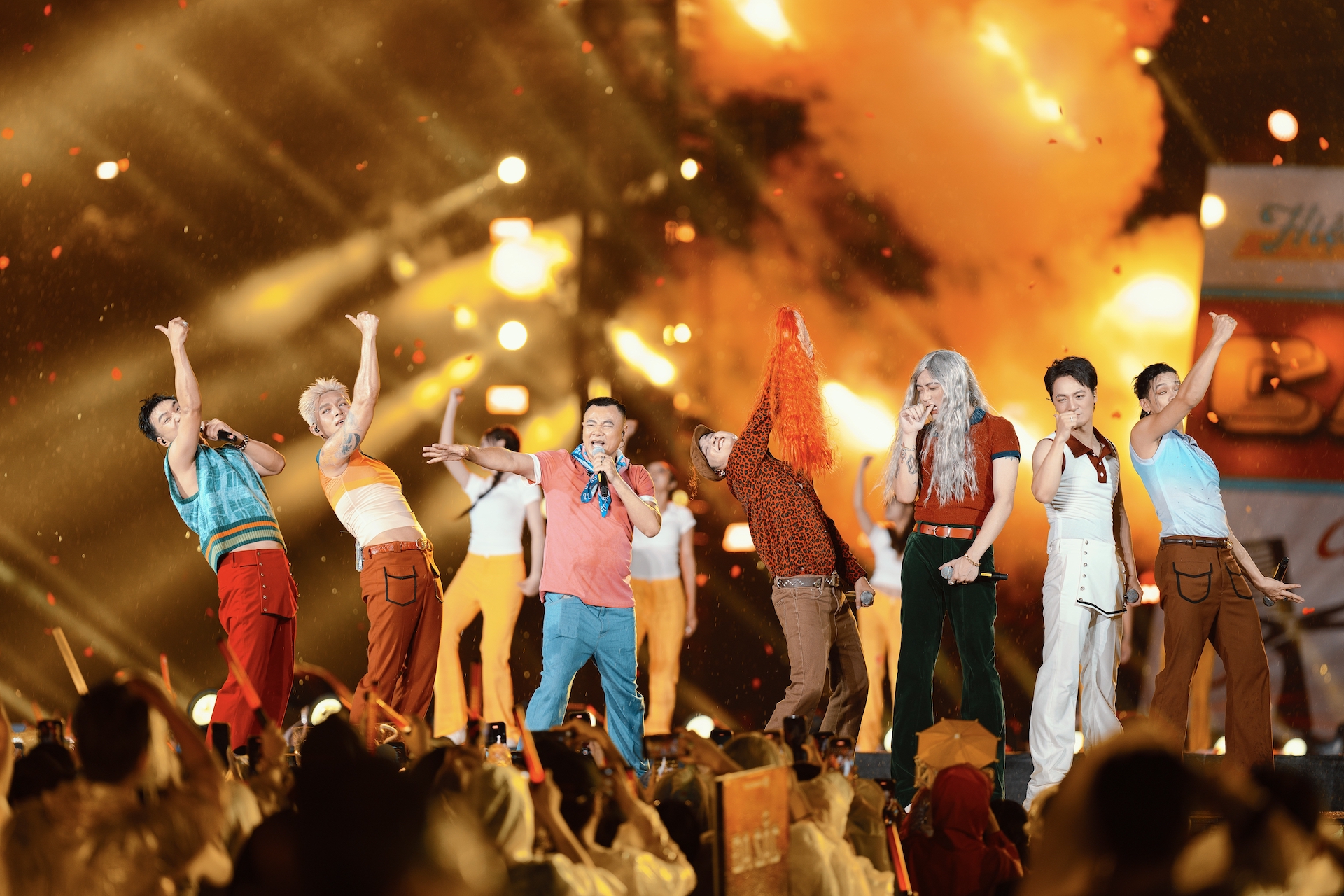 NSND Hữu Quốc gặp tai nạn trên đường đến diễn concert 'Anh trai vượt ngàn chông gai' - Ảnh 9.