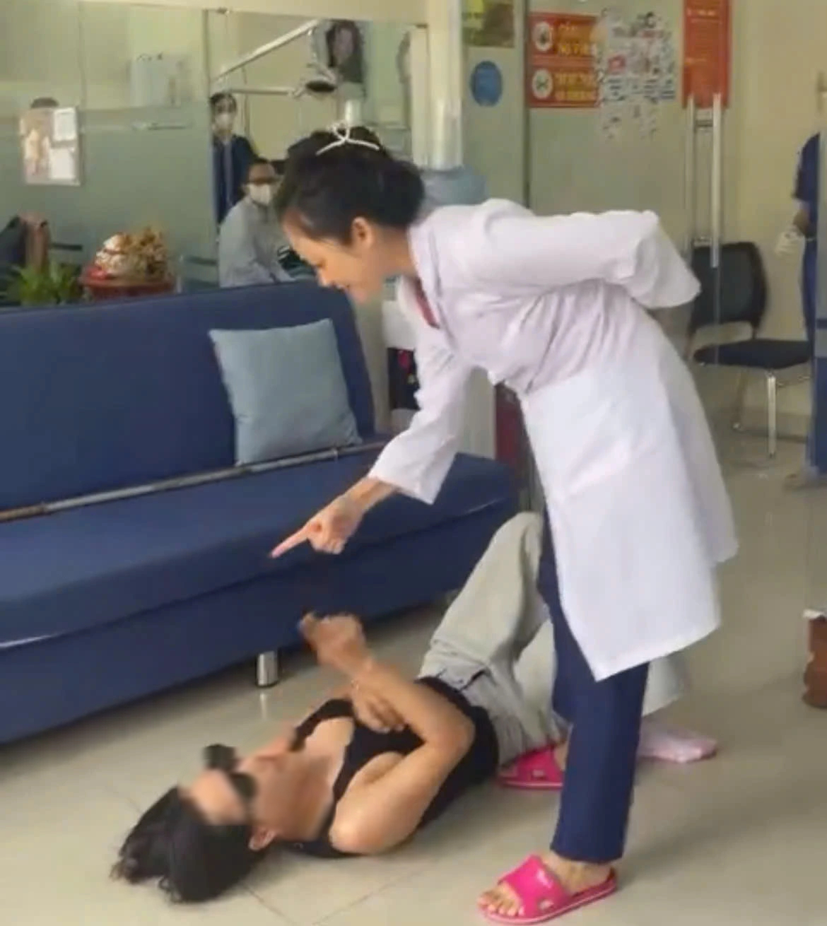 Vụ bác sĩ nha khoa hành hung khách hàng: Tạm ngưng hoạt động phòng khám - Ảnh 1.