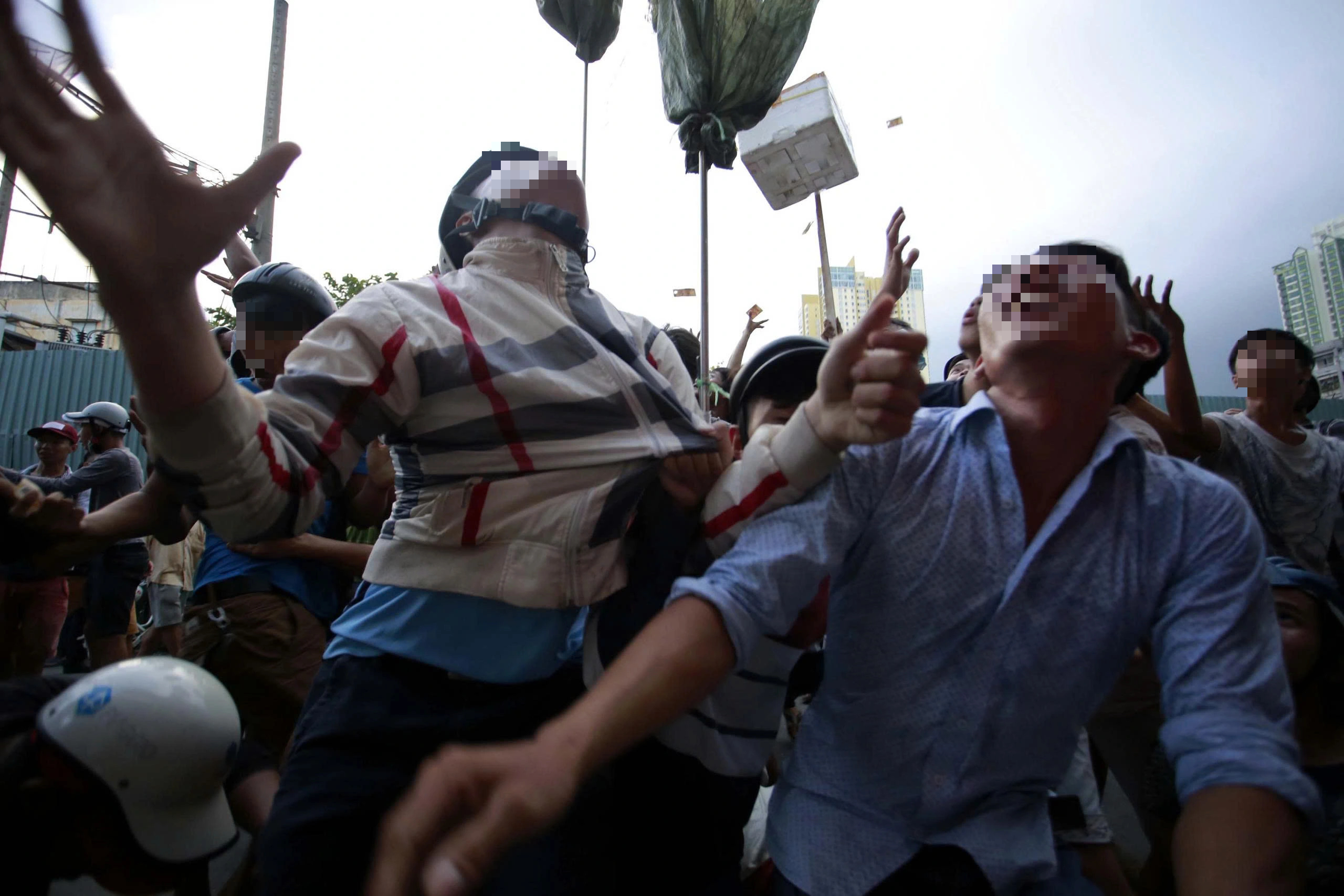 Giật c&ocirc; hồn: Phong tục rằm th&aacute;ng 7 dưới g&oacute;c nh&igrave;n ph&aacute;p luật - Ảnh 2.