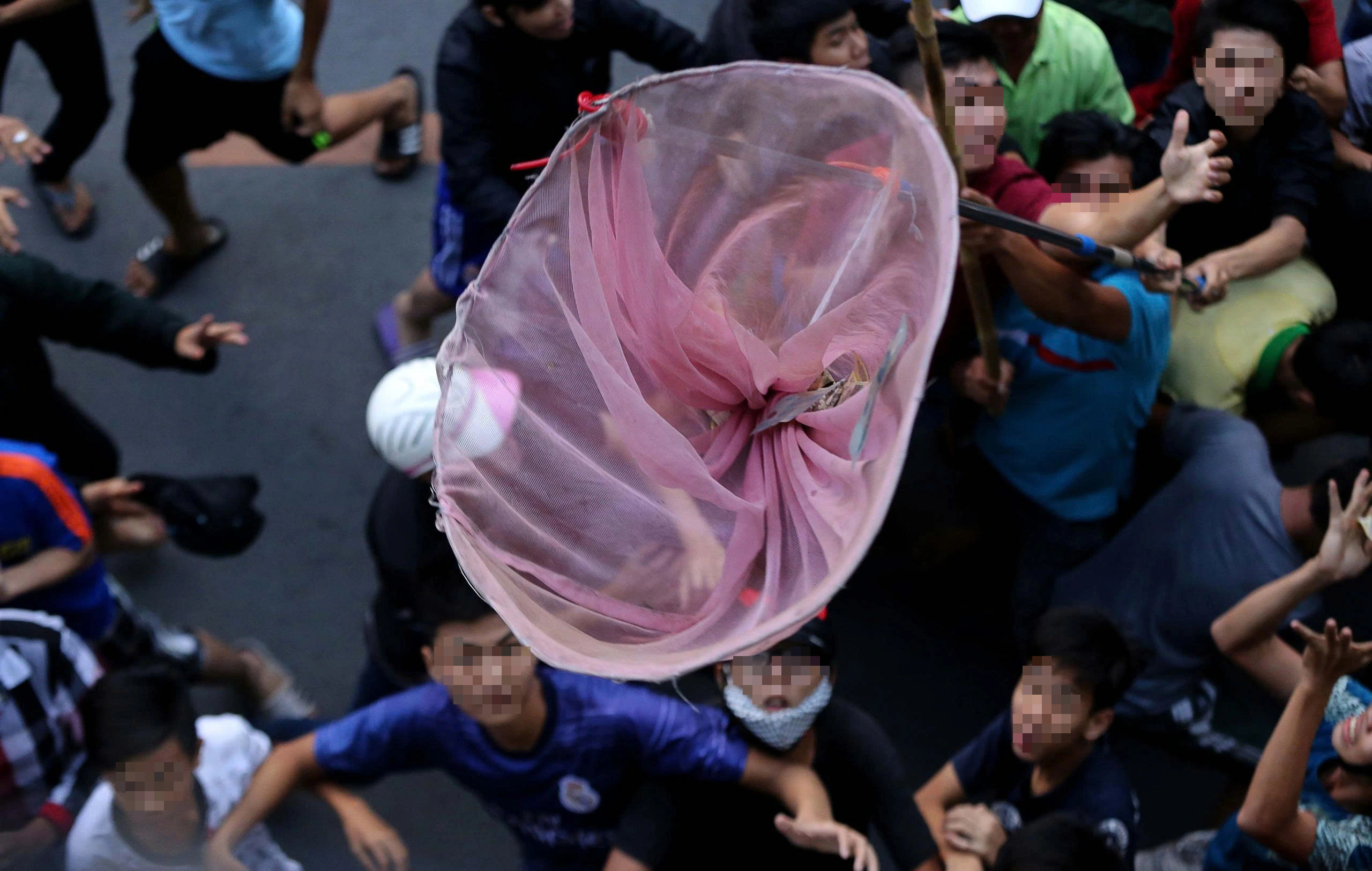 Giật c&ocirc; hồn: Phong tục rằm th&aacute;ng 7 dưới g&oacute;c nh&igrave;n ph&aacute;p luật - Ảnh 1.