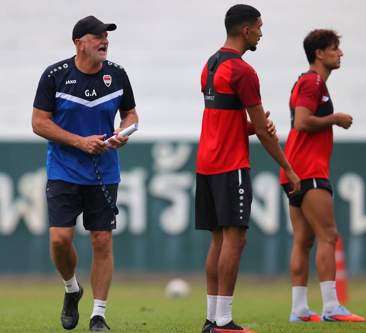 ម្ចាស់ជើងឯក King's Cup គ្រូបង្វឹកអ៊ីរ៉ាក់ផ្ញើការព្រមានដល់ឥណ្ឌូនេស៊ី៖ សំបុត្រចូលរួមប្រកួតបាល់ទាត់ពិភពលោកឆ្នាំ ២០២៦ ក្តៅ - រូបថត ១. Vô địch King's Cup, HLV đội Iraq gửi cảnh báo tới Indonesia: Nóng vé World Cup 2026- Ảnh 1.