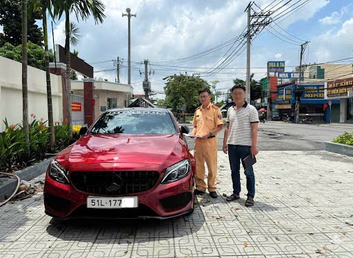 CSGT TP.HCM phạt tài xế ô tô chuyển làn ẩu suýt gây tai nạn- Ảnh 1. CSGT TP.HCM phạt tài xế ô tô chuyển làn ẩu suýt gây tai nạn- Ảnh 1.