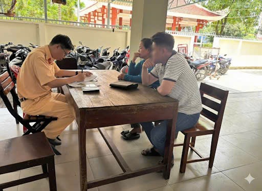 CSGT TP.HCM phạt tài xế ô tô chuyển làn ẩu suýt gây tai nạn- Ảnh 2. CSGT TP.HCM phạt tài xế ô tô chuyển làn ẩu suýt gây tai nạn- Ảnh 2.