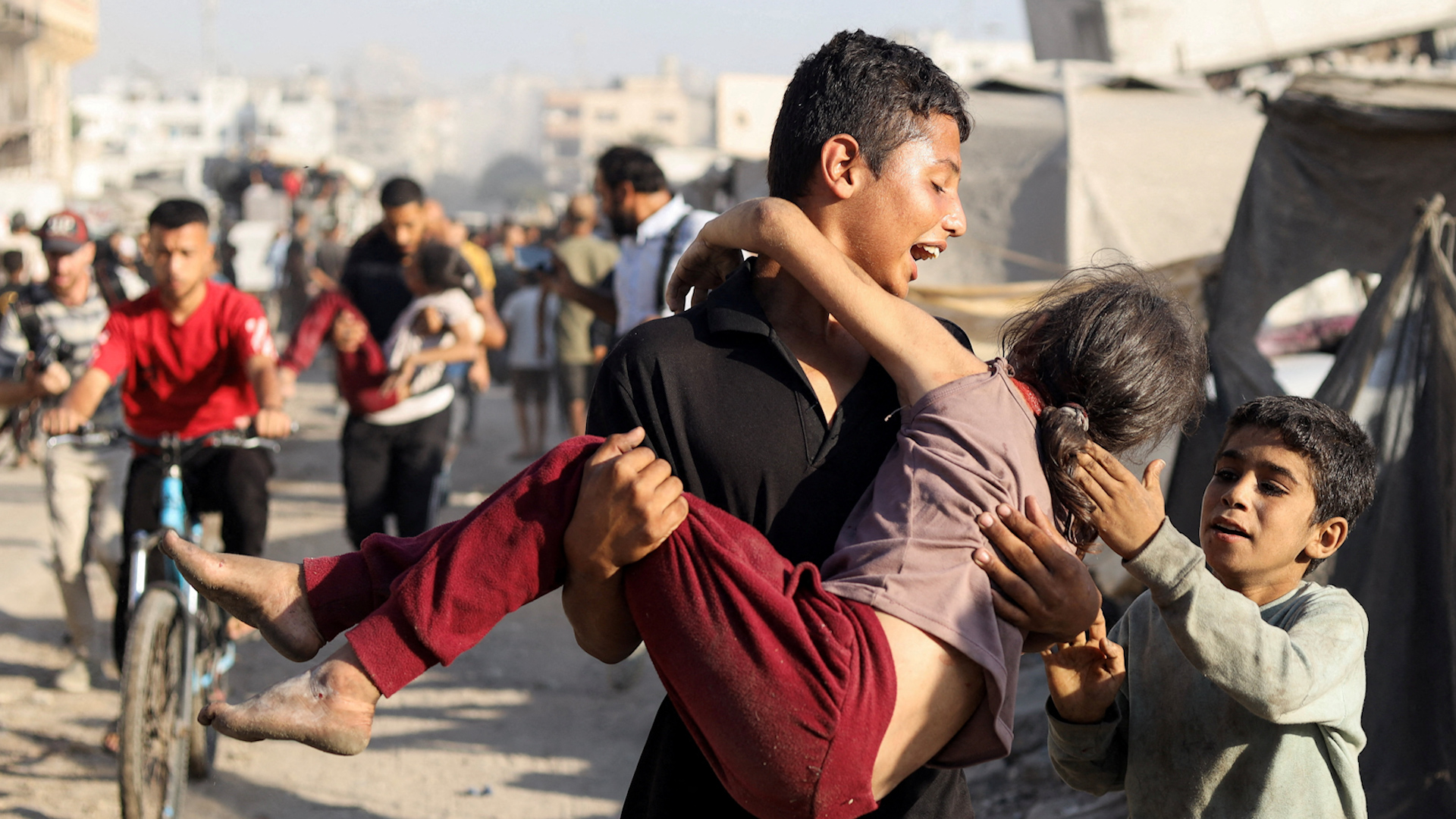 Israel tr&uacute;t bom xuống th&agrave;nh phố Gaza, ph&aacute; hủy nhiều t&ograve;a nh&agrave; - Ảnh 1.