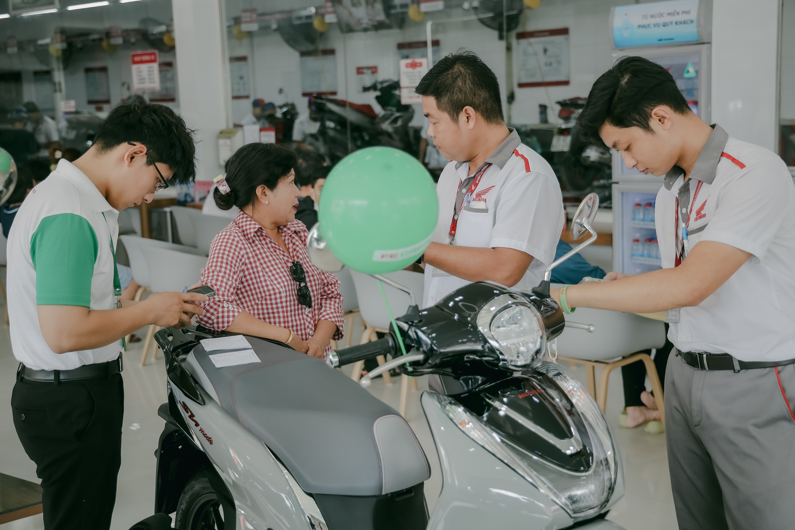 FE CREDIT hỗ trợ người trẻ tựu trường với gói vay mua xe máy ưu đãi - Ảnh 2. FE CREDIT hỗ trợ người trẻ tựu trường với gói vay mua xe máy ưu đãi - Ảnh 2.