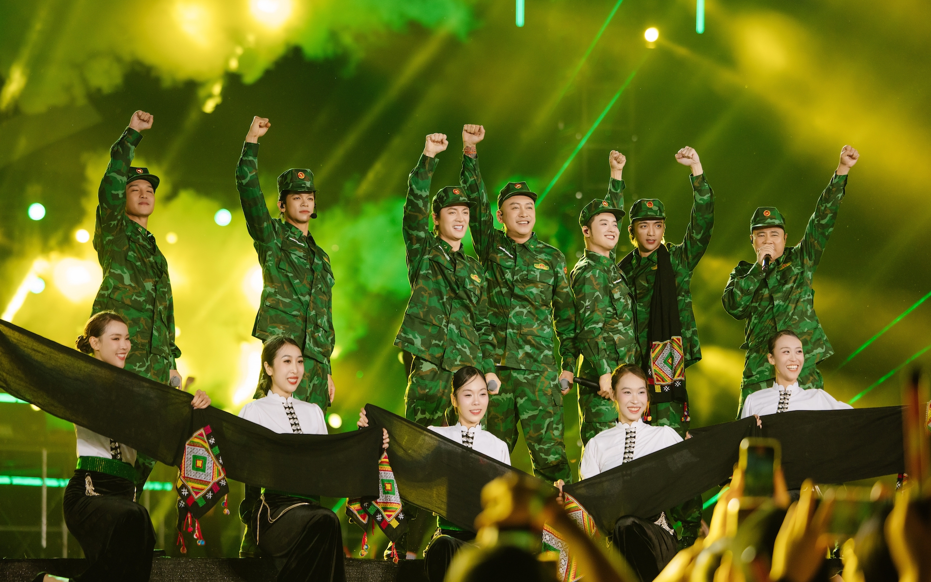 NSND Hữu Quốc gặp tai nạn trên đường đến diễn concert 'Anh trai vượt ngàn chông gai' - Ảnh 4.