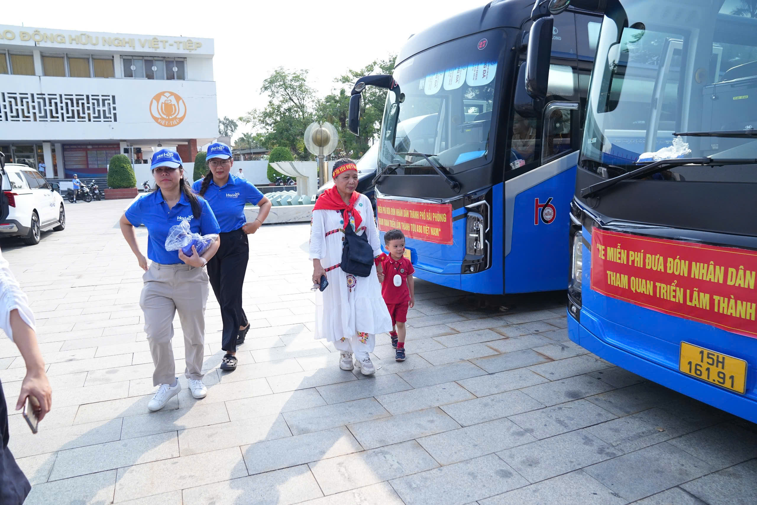 Hải Phòng đưa đón miễn phí dân đi xem triển lãm thành tựu đất nước- Ảnh 1. Hải Phòng đưa đón miễn phí dân đi xem triển lãm thành tựu đất nước- Ảnh 1.