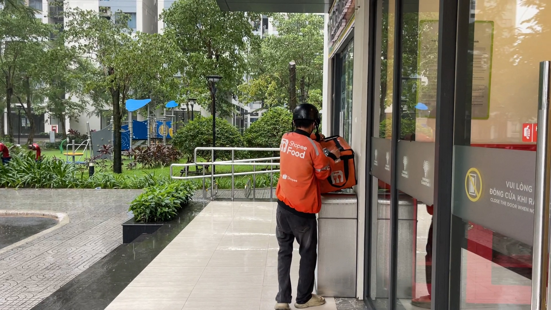 TP.HCM mưa lớn diện rộng đầu giờ chiều, nhiều người kh&ocirc;ng kịp trở tay  - Ảnh 1.