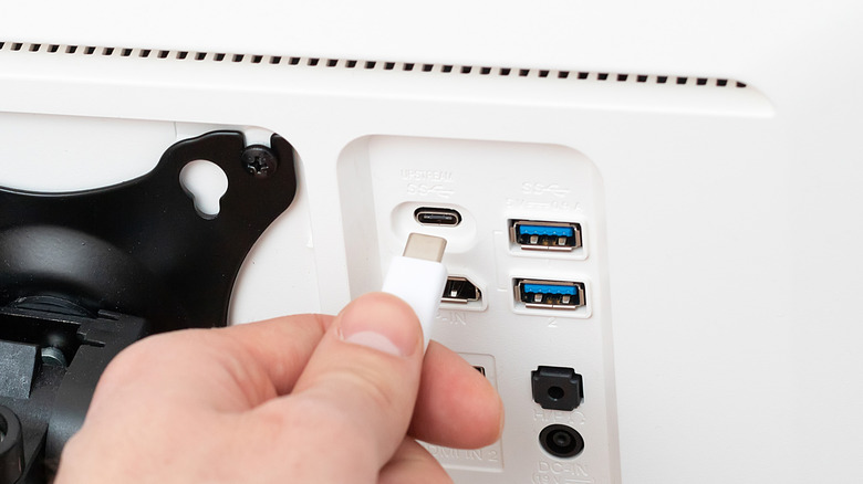 Mục đích của cổng USB trên màn hình máy tính để làm gì? - Ảnh 1.