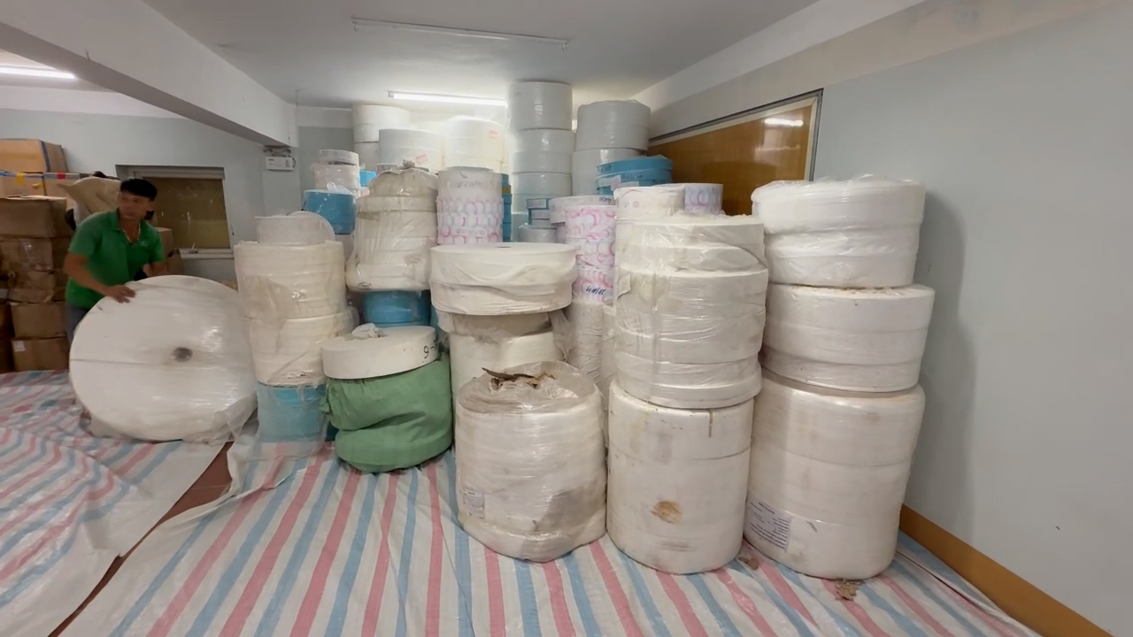 Triệt ph&aacute; cơ sở sản xuất bỉm trẻ em, băng vệ sinh giả quy m&ocirc; lớn- Ảnh 1.