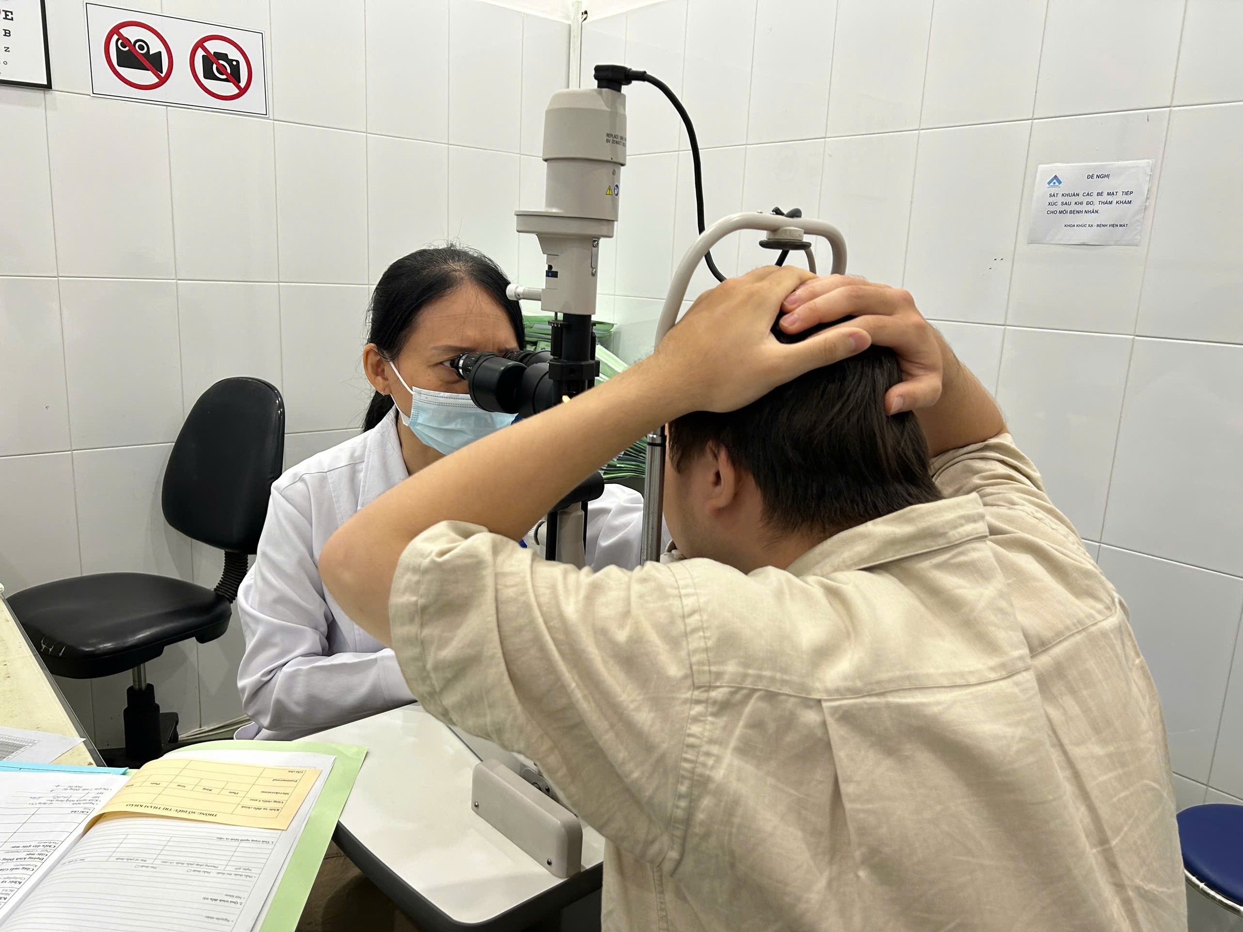  Cận thị học đường báo động, chuyên gia thống nhất 20 giải pháp kiểm soát - Ảnh 2.