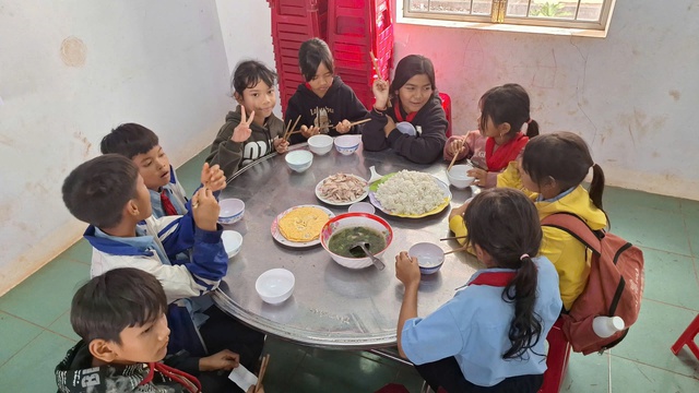 Đề xuất hơn 2.000 tỉ mỗi năm hỗ trợ ăn trưa cho học sinh xã biên giới- Ảnh 2.