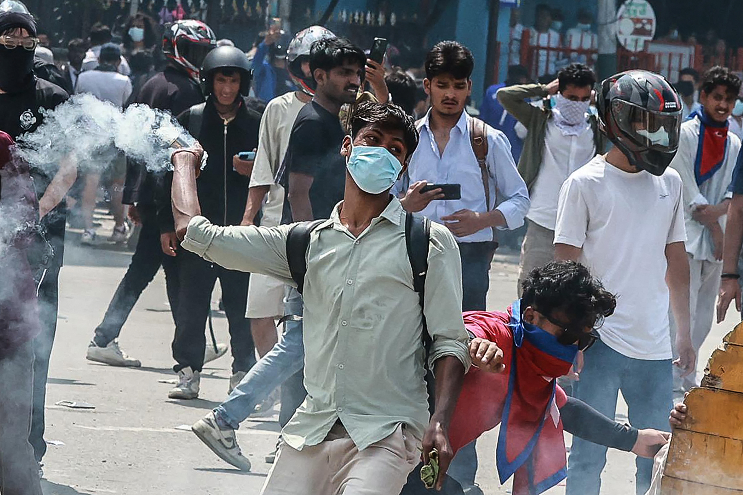Nepal dỡ lệnh cấm mạng xã hội sau khi biểu tình 'Gen Z' khiến 19 người chết - Ảnh 1.
