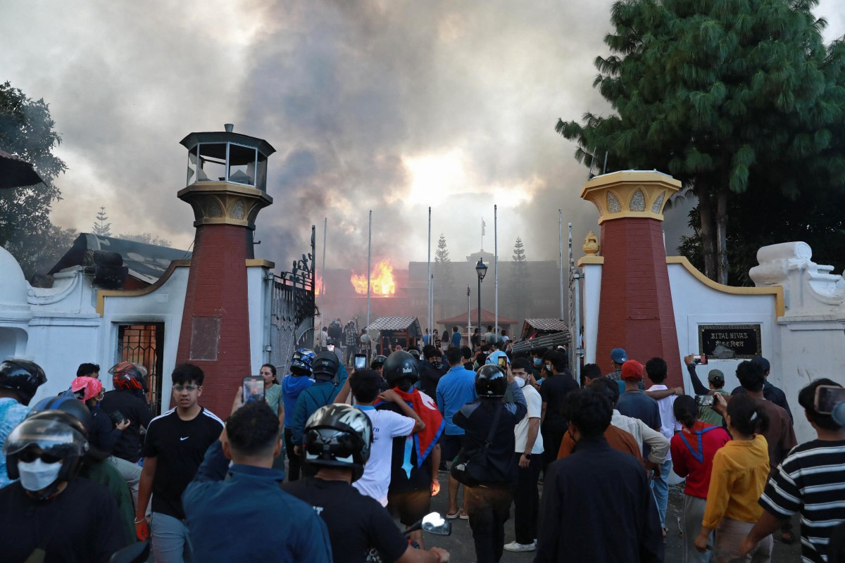 Người biểu tình đốt tòa nhà chính phủ, quốc hội, dinh tổng thống Nepal- Ảnh 2.