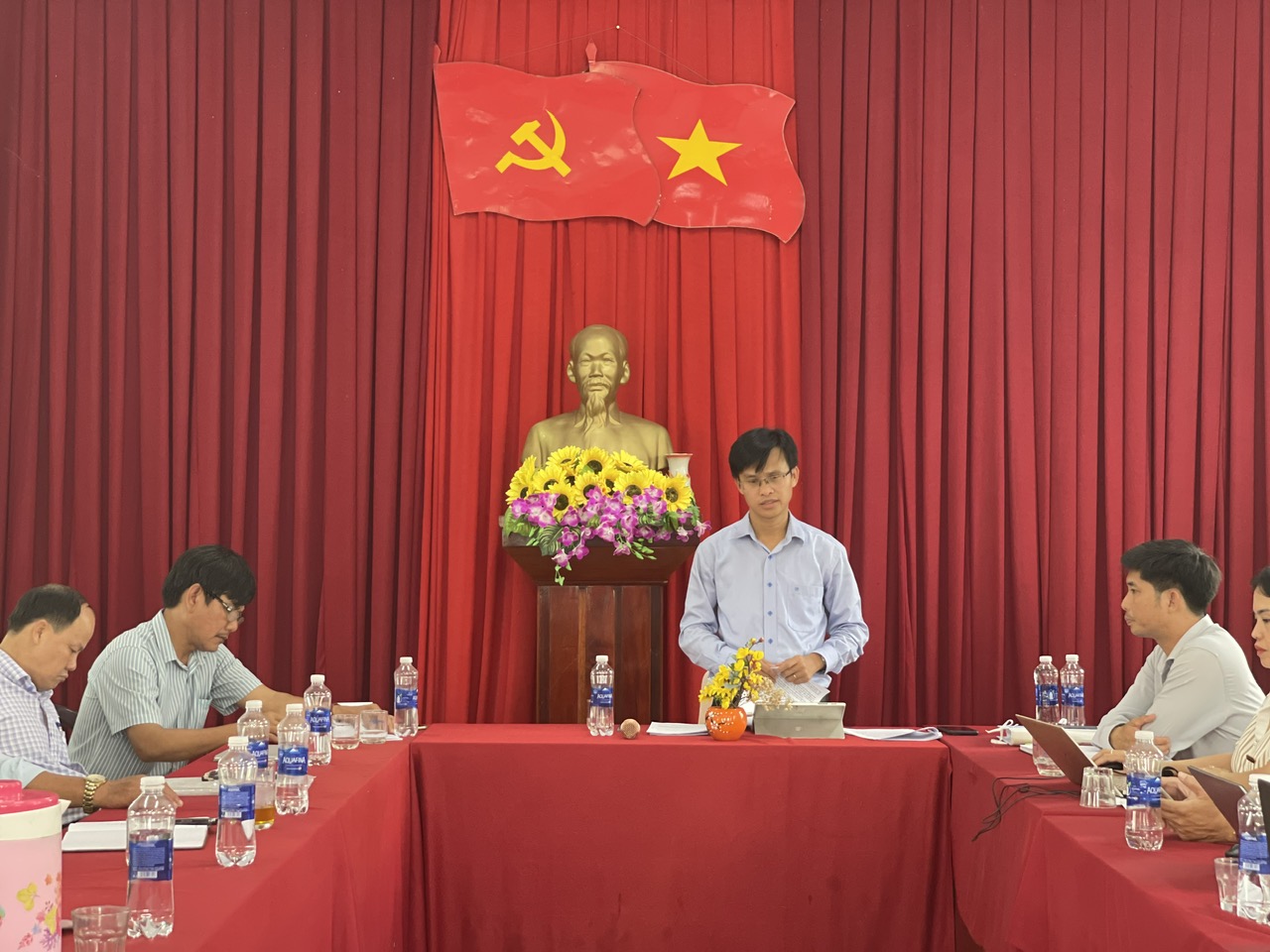 Đối thoại với chính quyền xã Vạn Tường: Người dân chịu bàn giao mặt bằng làm đường - Ảnh 2.