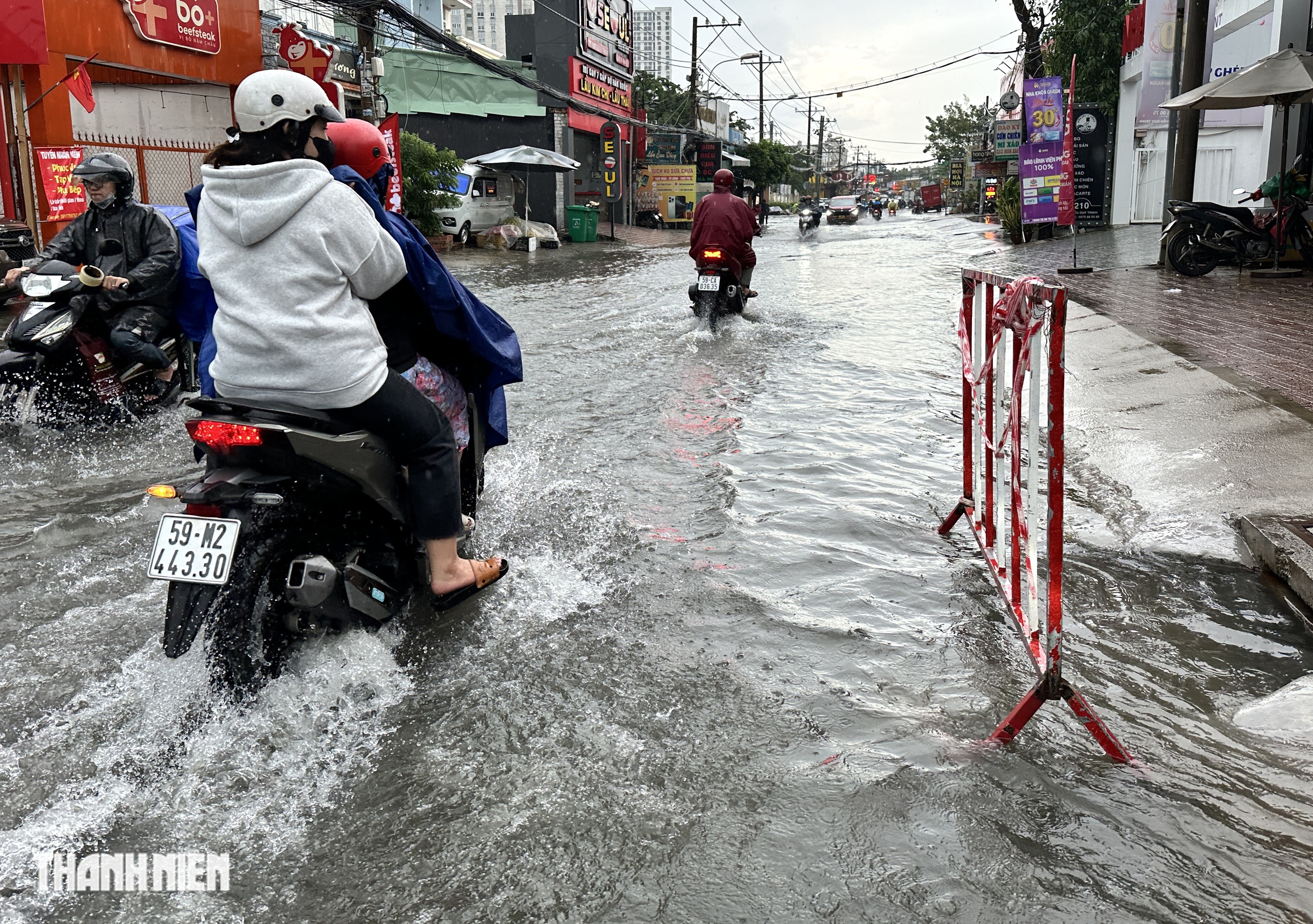 Mưa lớn giữa trưa ở TP.HCM, đường Nguyễn Duy Trinh ngập nước kéo dài- Ảnh 4. Mưa lớn giữa trưa ở TP.HCM, đường Nguyễn Duy Trinh ngập nước kéo dài- Ảnh 4.