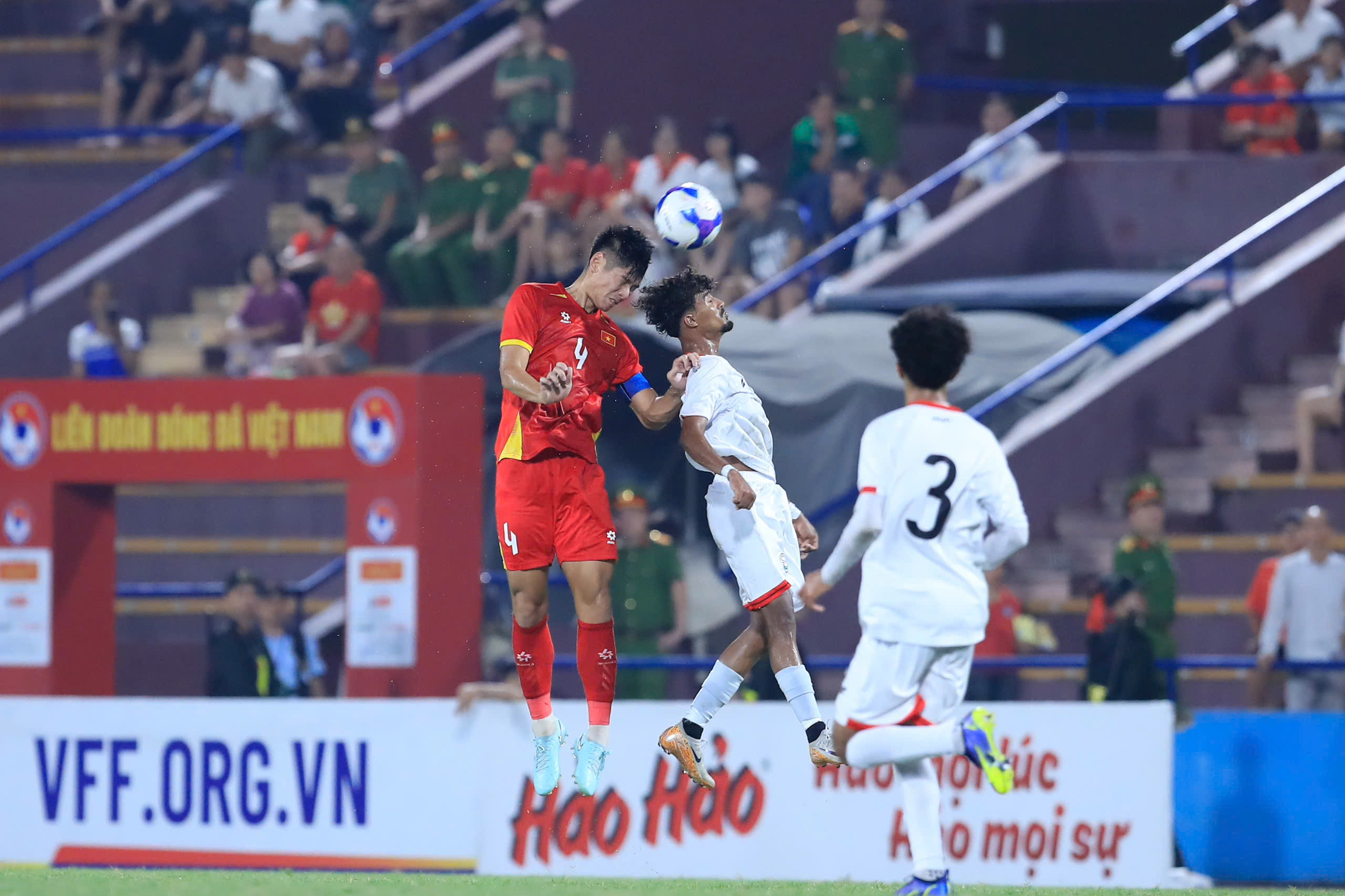 Hiểu Minh chơi chắc chắn giúp hàng thủ U23 Việt Nam giữ sạch lưới sau 3 trận. Hiểu Minh chơi chắc chắn giúp hàng thủ U23 Việt Nam giữ sạch lưới sau 3 trận.