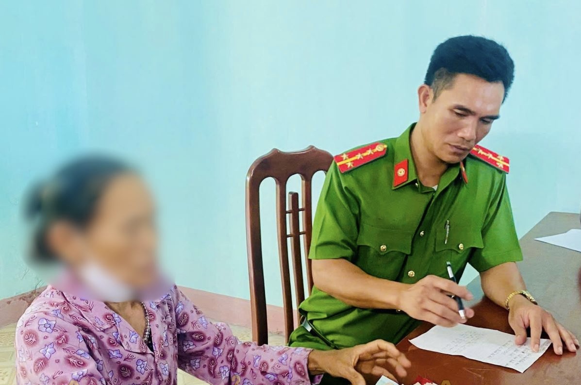 Mang 120 triệu đến đồn công an nằng nặc đòi chuyển cho công an ‘dởm’ - Ảnh 1.