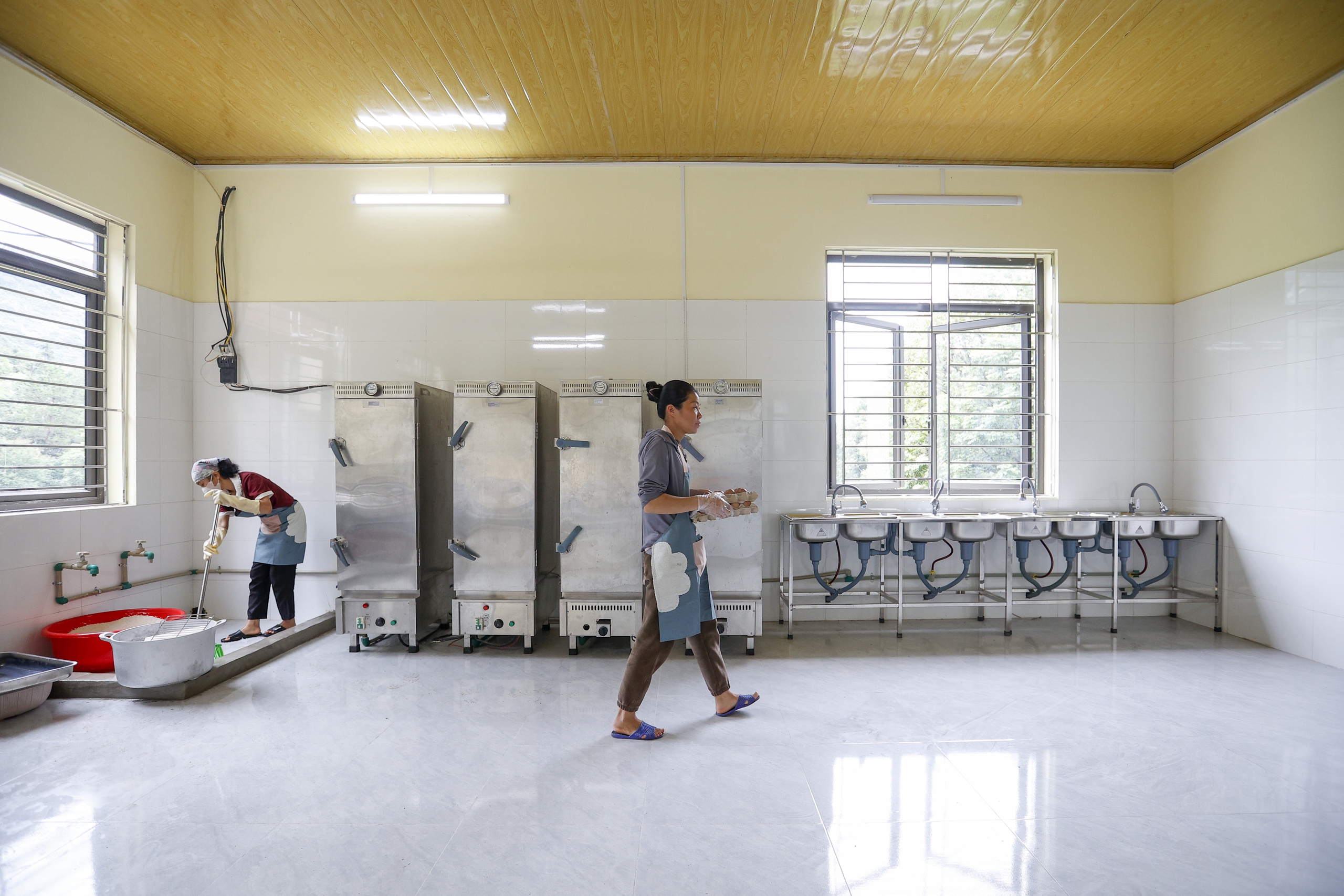 Mang 'bếp mới' đến hơn 200 học sinh vùng cao sau bão Yagi- Ảnh 8.