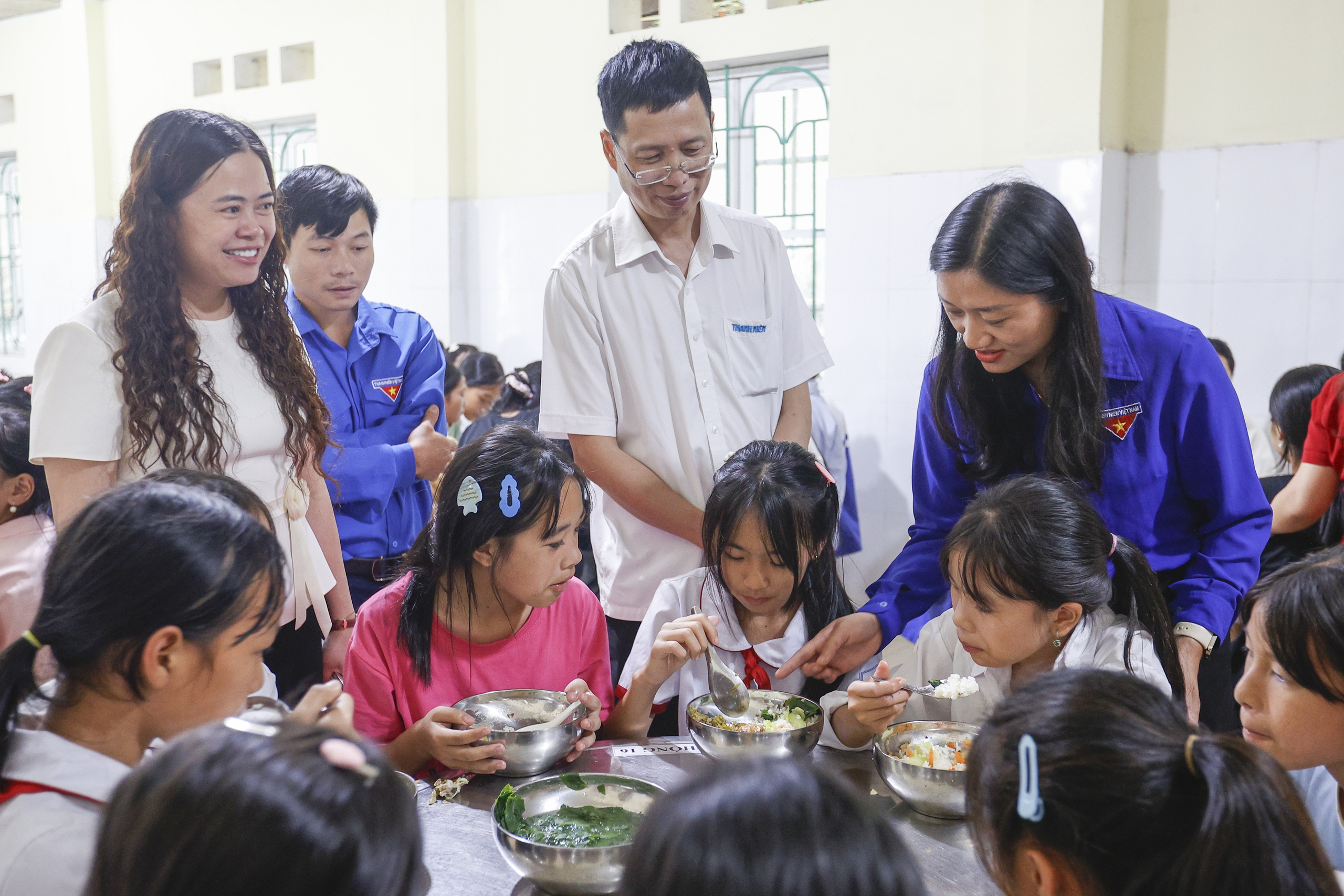 Mang 'bếp mới' đến hơn 200 học sinh vùng cao sau bão Yagi- Ảnh 16.