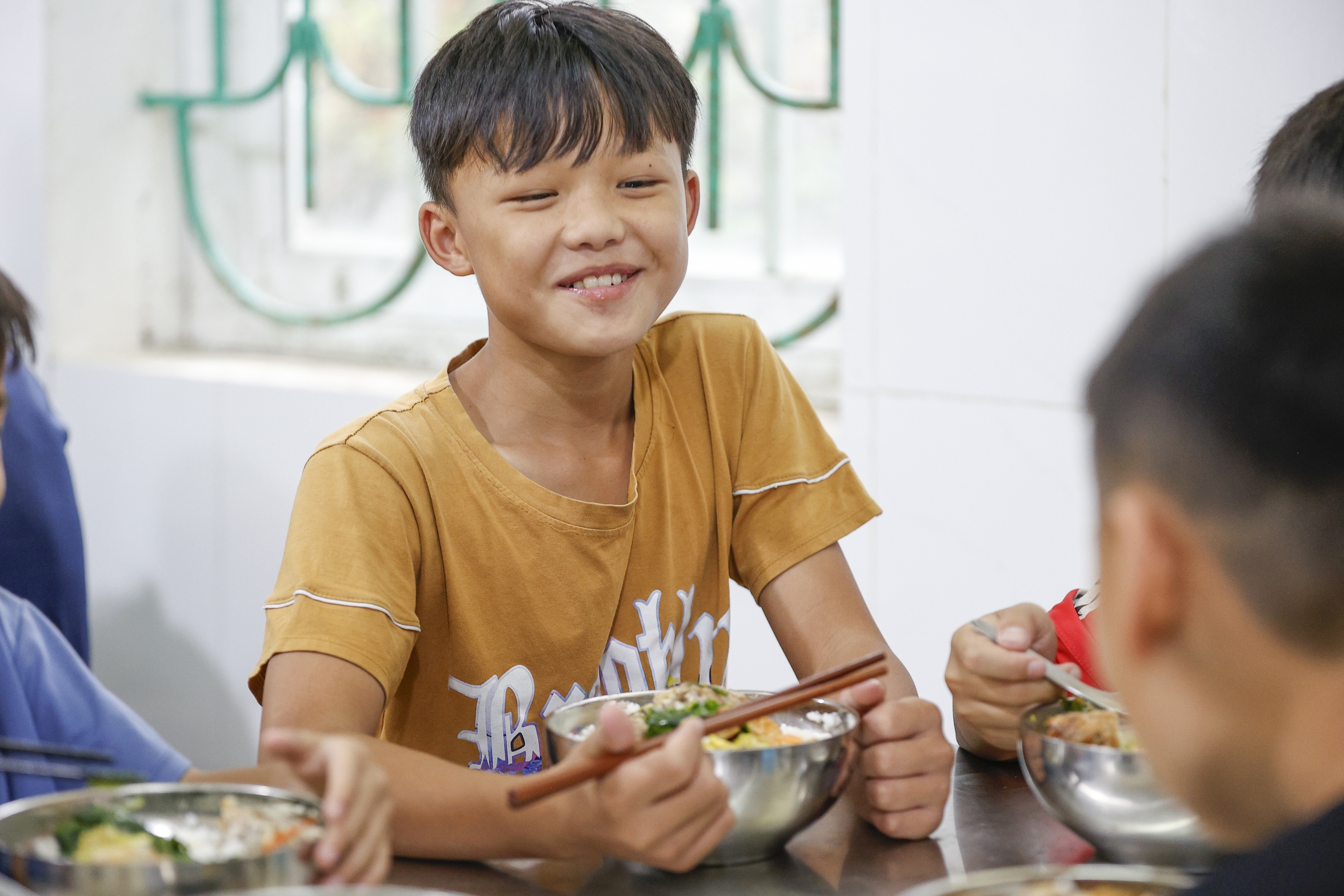 Mang 'bếp mới' đến hơn 200 học sinh vùng cao sau bão Yagi- Ảnh 13.