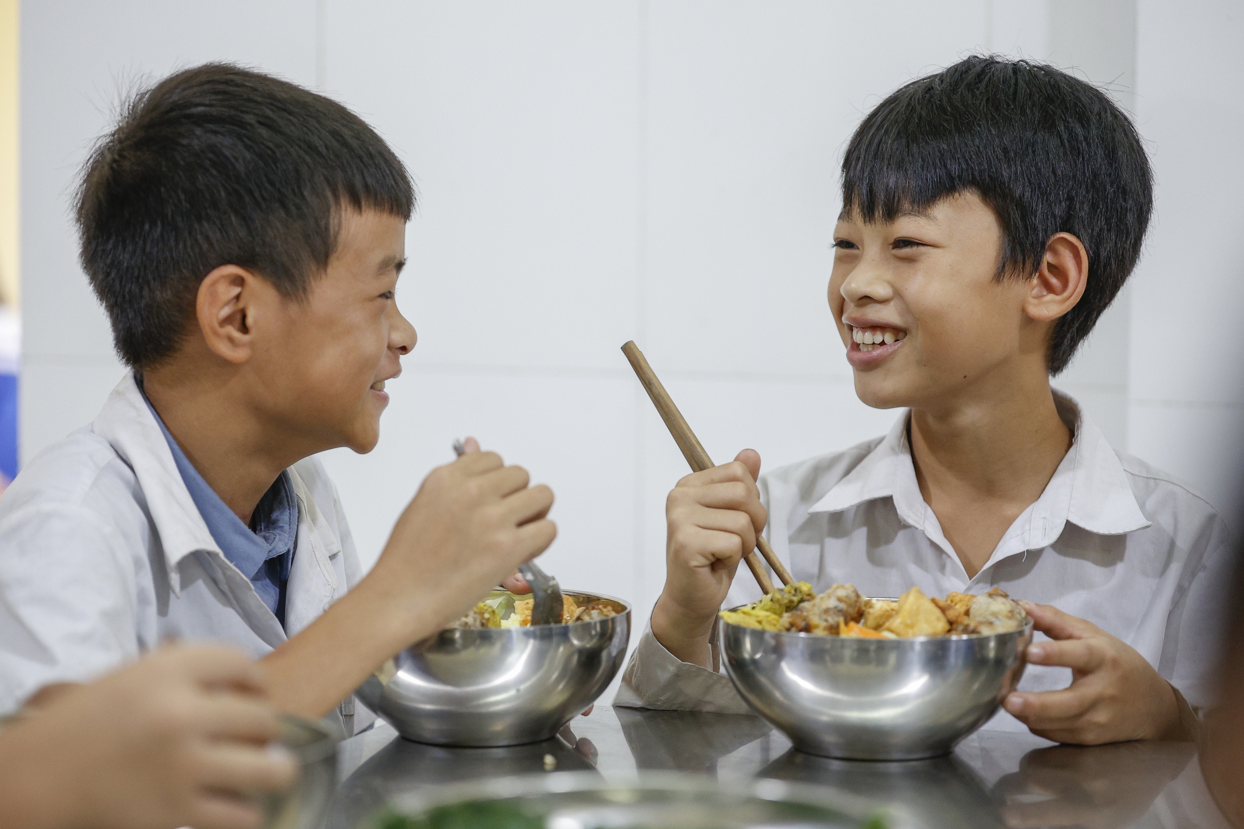 Mang 'bếp mới' đến hơn 200 học sinh vùng cao sau bão Yagi- Ảnh 12.