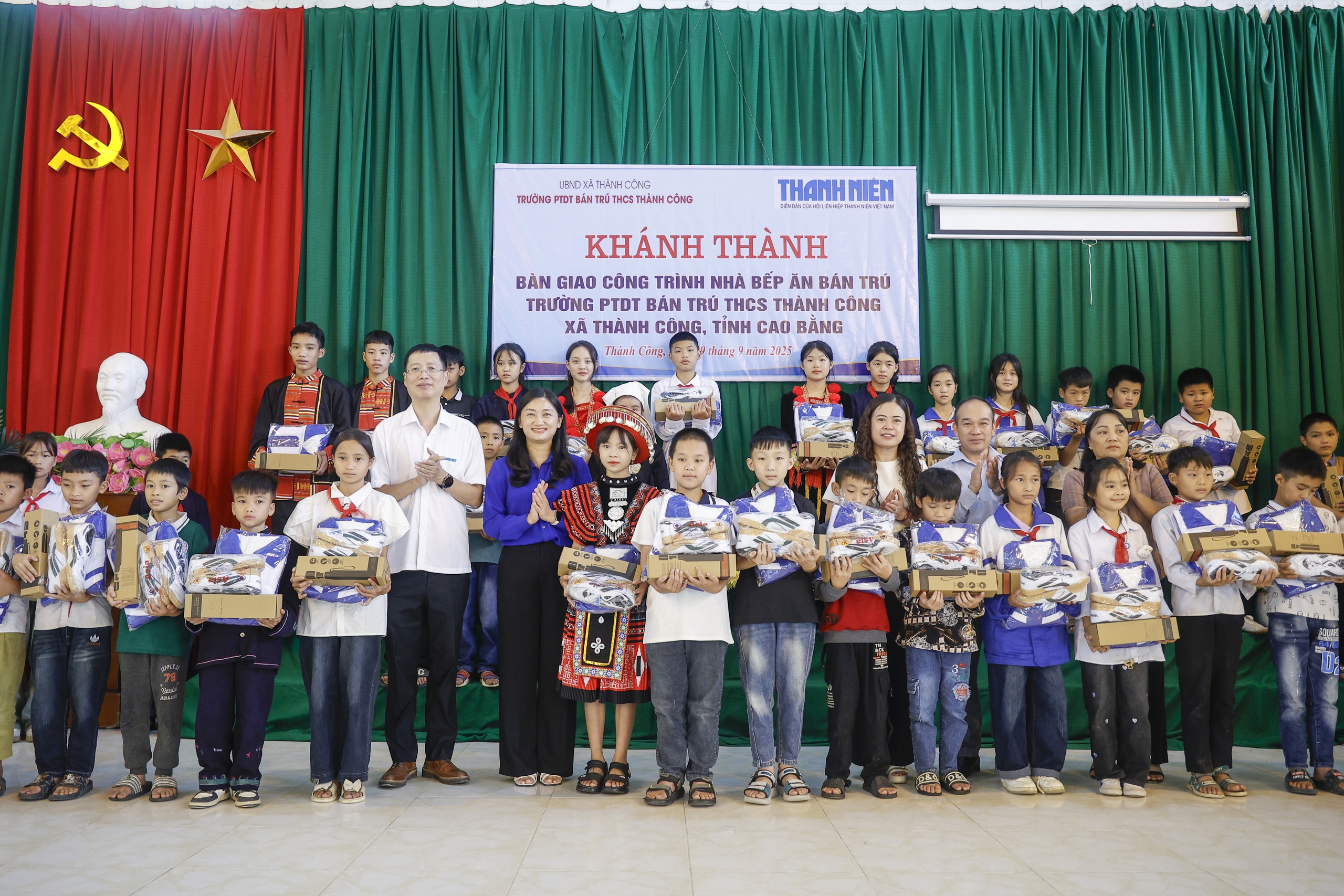 Mang 'bếp mới' đến hơn 200 học sinh vùng cao sau bão Yagi- Ảnh 4.