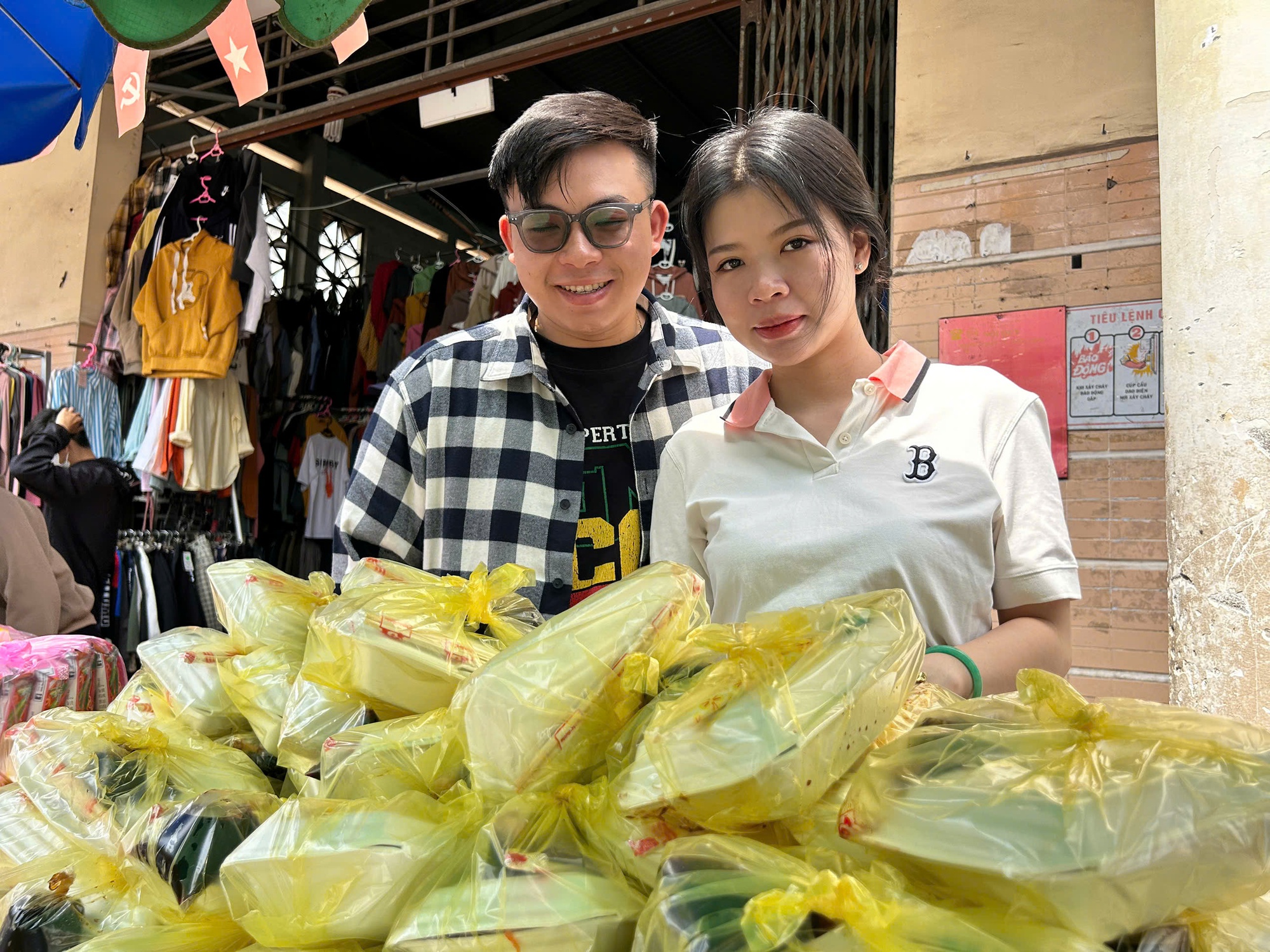 Xếp hàng dài từ 6-7 giờ sáng để tham gia 'chợ lá' - Ảnh 3.