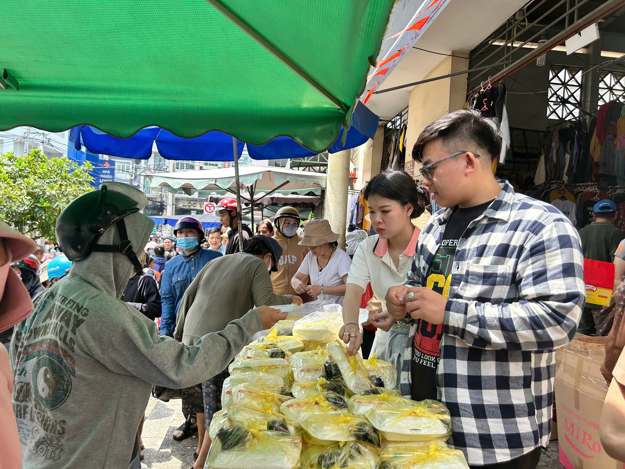 Xếp hàng dài từ 6-7 giờ sáng để tham gia 'chợ lá' - Ảnh 4.