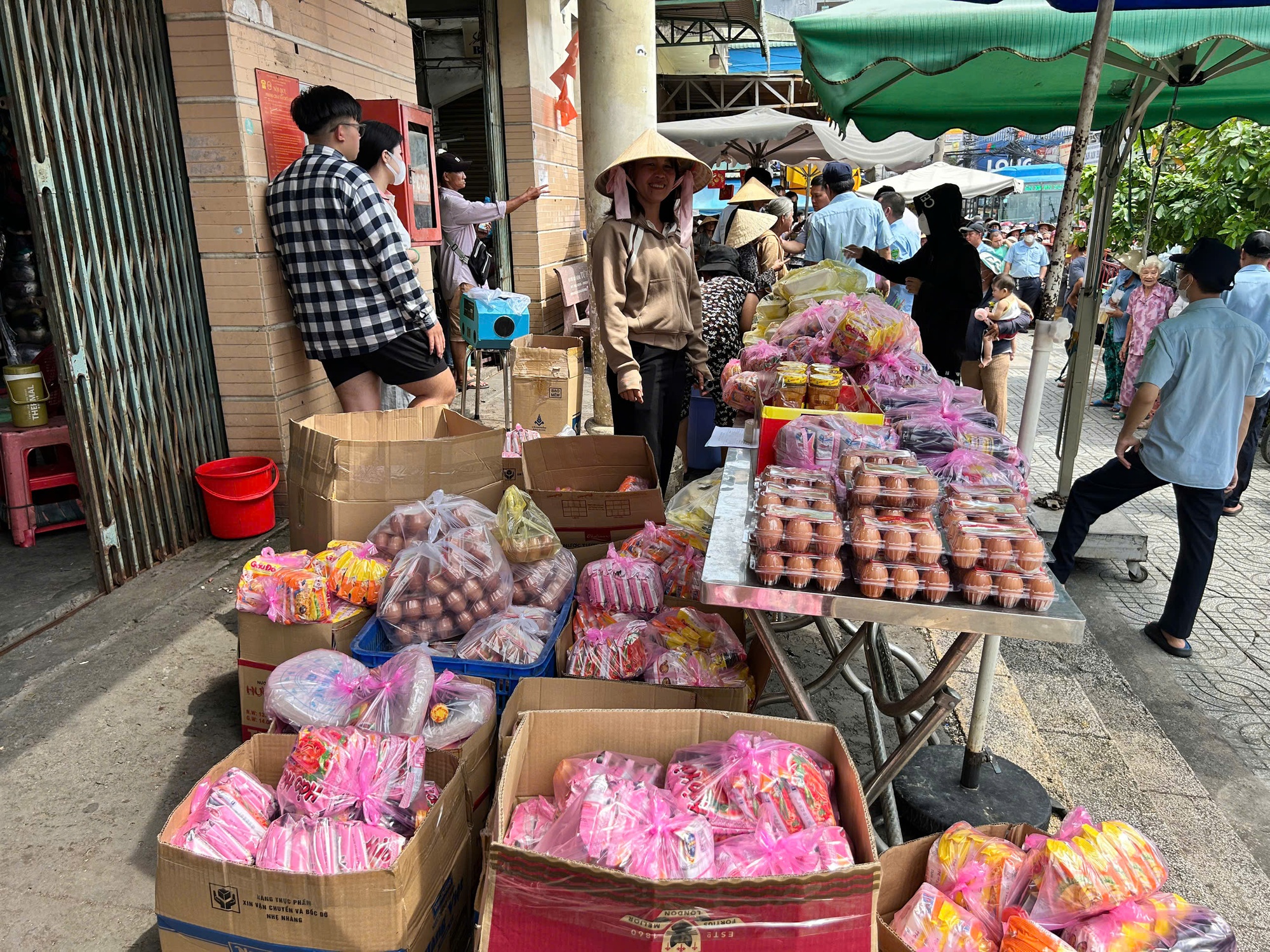 Xếp hàng dài từ 6-7 giờ sáng để tham gia 'chợ lá' - Ảnh 6.