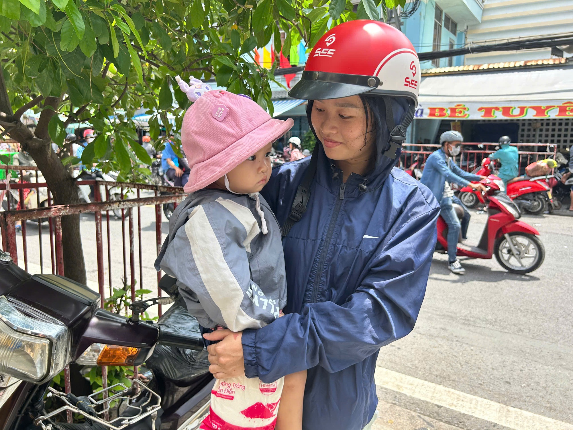 Xếp hàng dài từ 6-7 giờ sáng để tham gia 'chợ lá' - Ảnh 8.