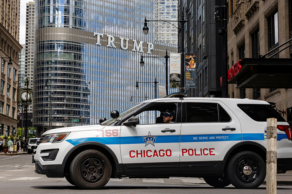 Chiến dịch Midway Blitz của Nhà Trắng: Đòn giáng mạnh vào người nhập cư lậu tại Chicago - Ảnh 1. Chiến dịch Midway Blitz của Nhà Trắng: Đòn giáng mạnh vào người nhập cư lậu tại Chicago - Ảnh 1.
