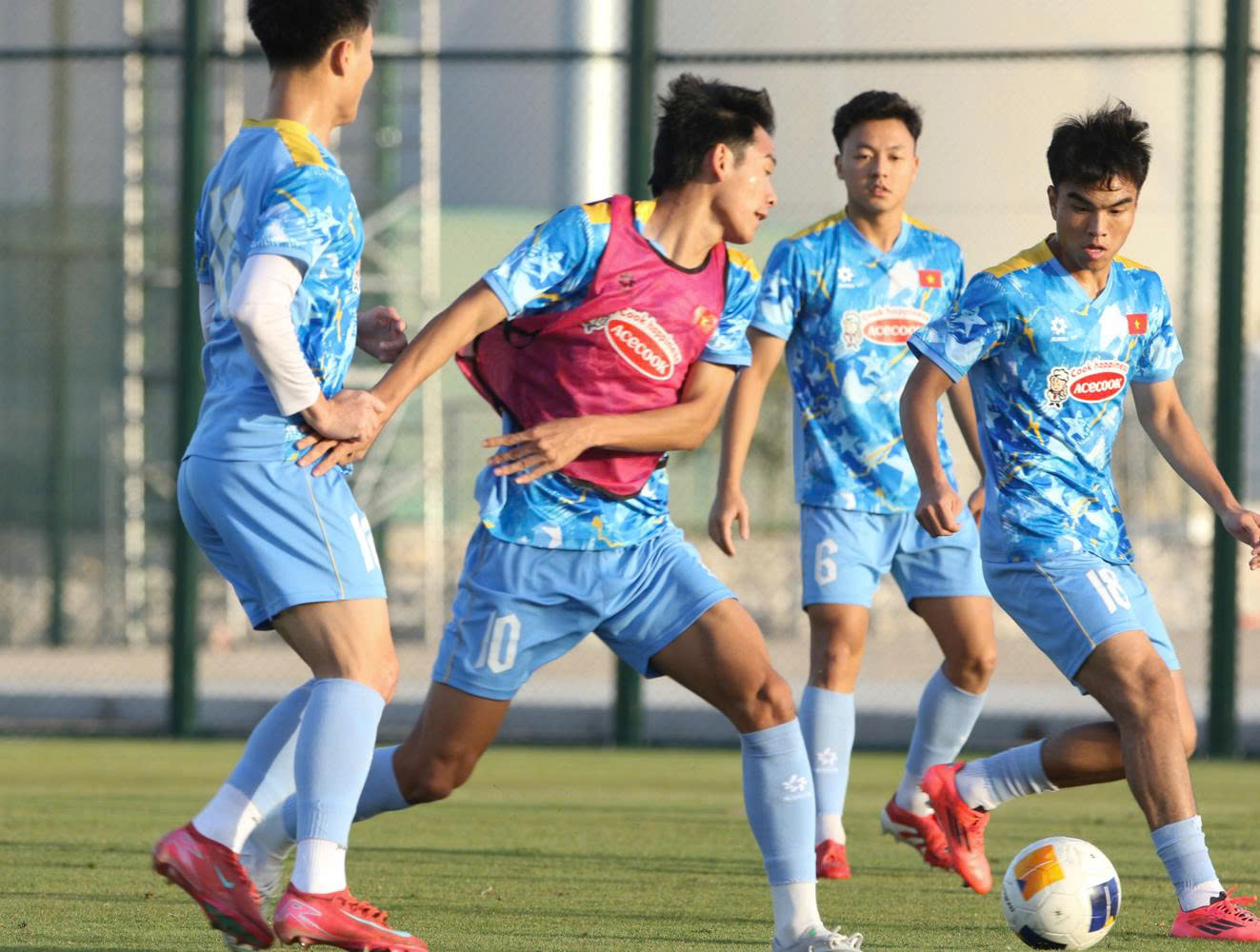 U.23 Việt Nam tập mở màn năm 2026 căng như đấu thật: Vẫn chưa biết ai bị loại, có thể là…- Ảnh 8. U.23 Việt Nam tập mở màn năm 2026 căng như đấu thật: Vẫn chưa biết ai bị loại, có thể là…- Ảnh 8.