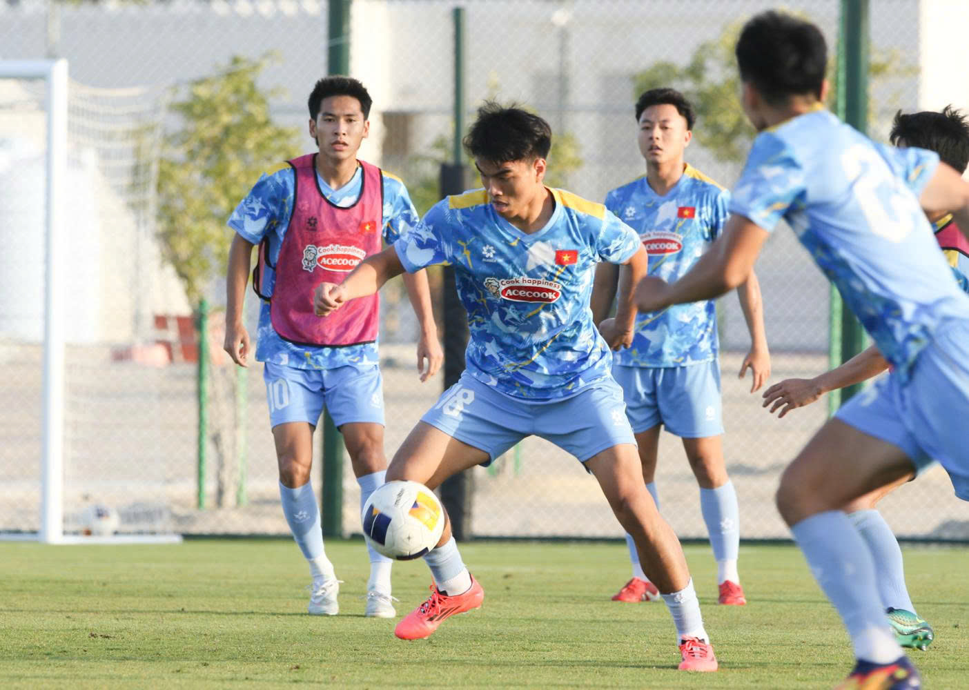 U.23 Việt Nam tập mở màn năm 2026 căng như đấu thật: Vẫn chưa biết ai bị loại, có thể là…- Ảnh 11. U.23 Việt Nam tập mở màn năm 2026 căng như đấu thật: Vẫn chưa biết ai bị loại, có thể là…- Ảnh 11.