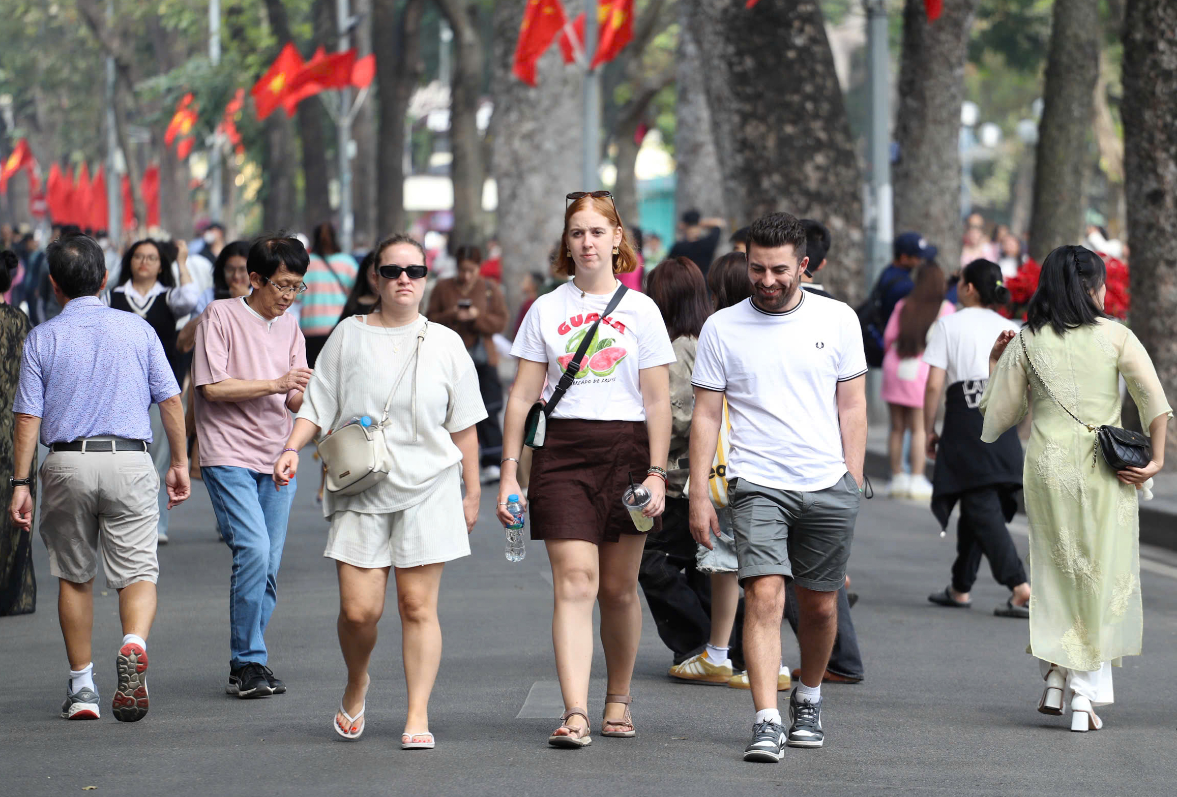 'Biển người' đổ về hồ Gươm ng&agrave;y đầu ti&ecirc;n năm 2026- Ảnh 18.