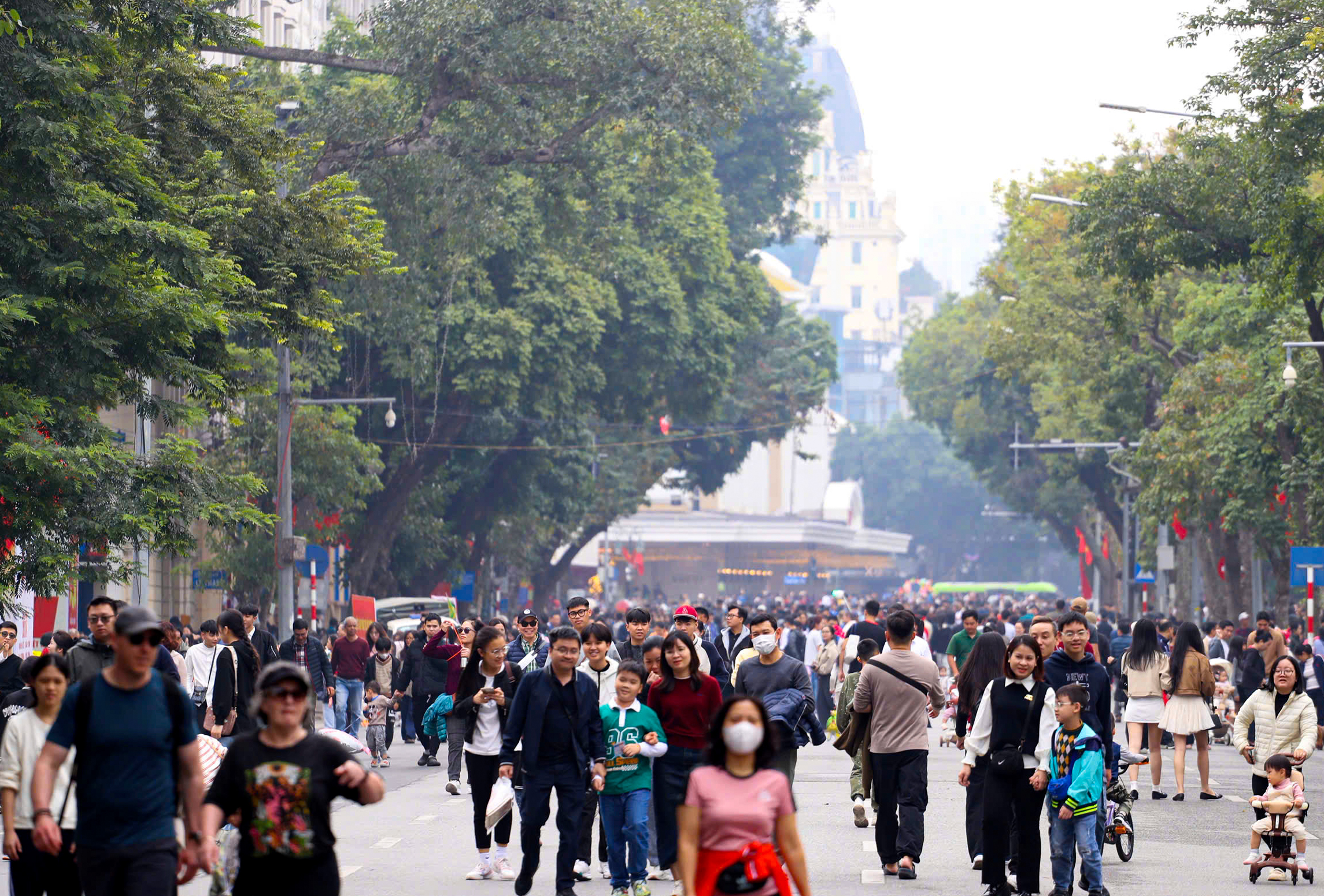 'Biển người' đổ về hồ Gươm ng&agrave;y đầu ti&ecirc;n năm 2026- Ảnh 3.