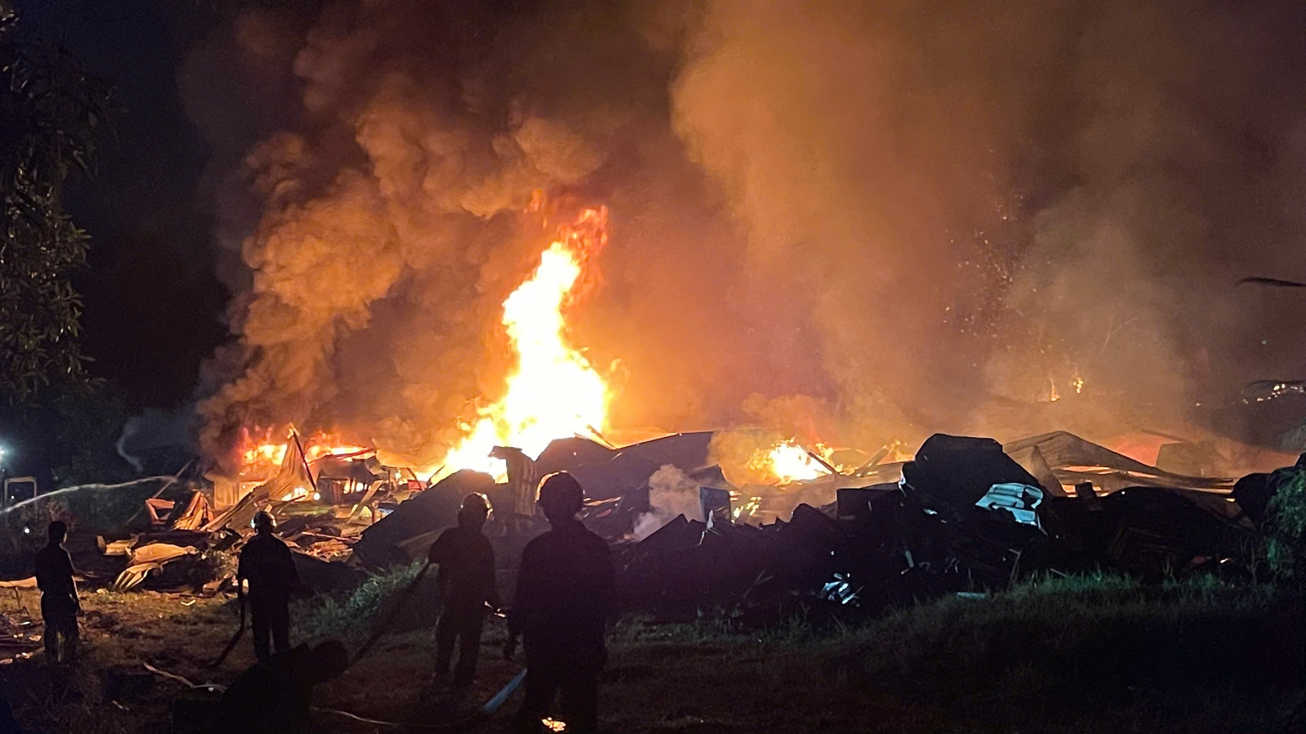 Phú Quốc: Cháy nhà kho, lực lượng chữa cháy căng mình chống lan sang rừng phòng hộ- Ảnh 7.