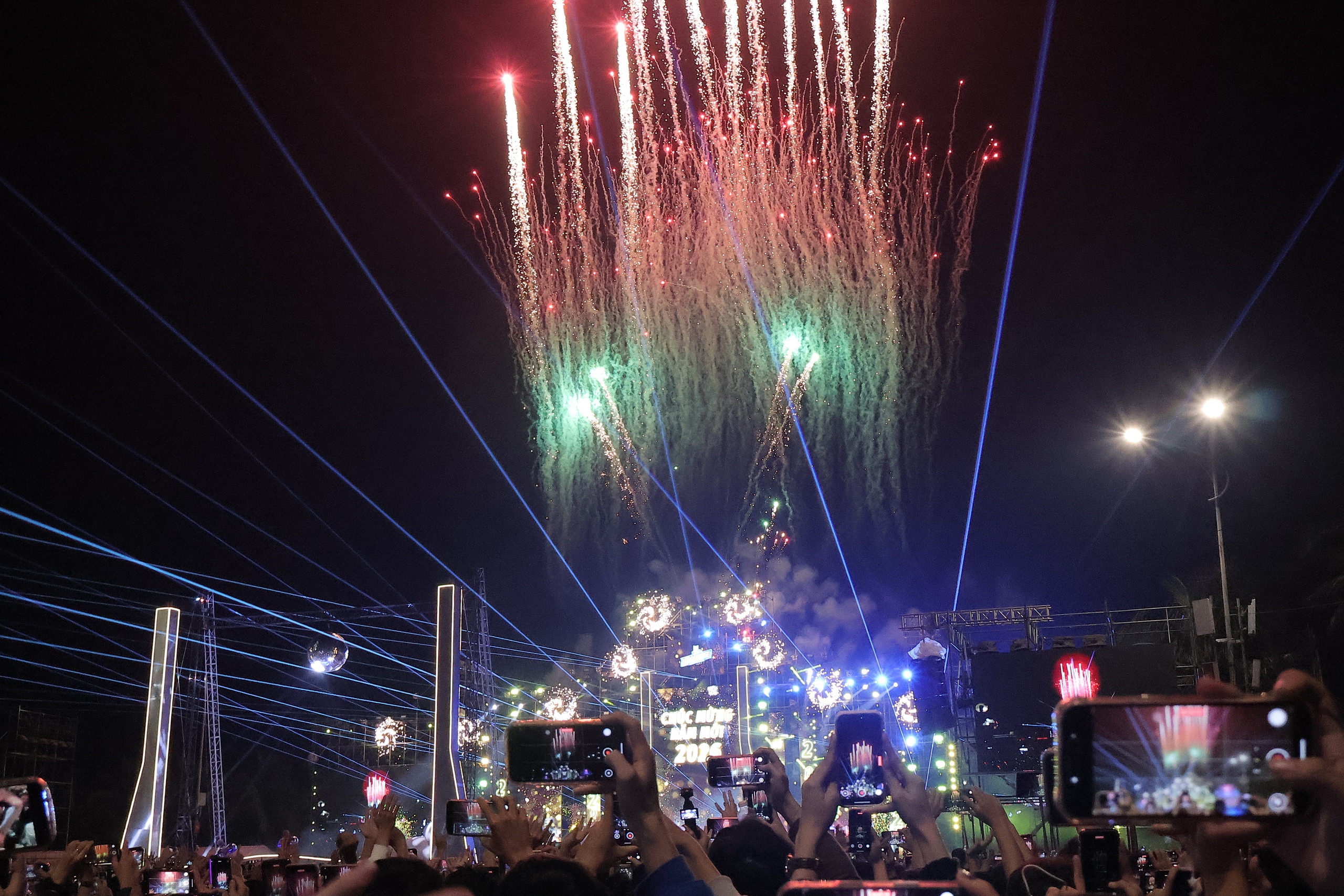 Biển người bùng cháy đêm giao thừa, xúc động gặp Đen Vâu- Ảnh 2. Biển người bùng cháy đêm giao thừa, xúc động gặp Đen Vâu- Ảnh 2.