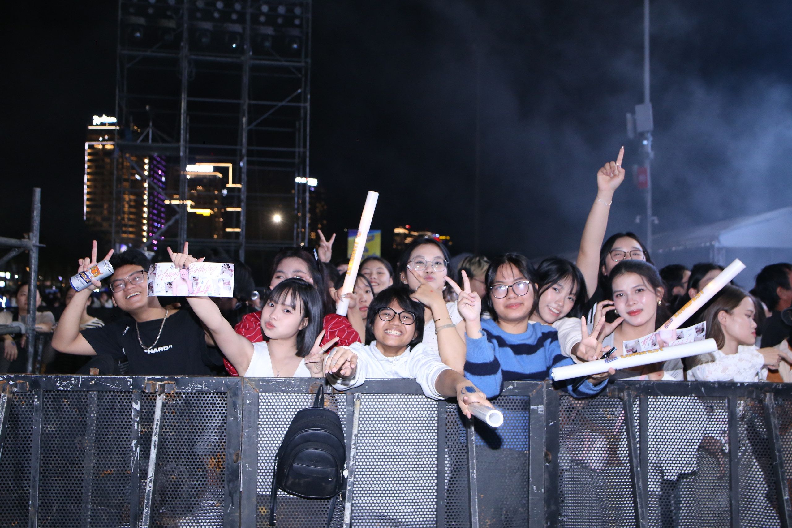 Biển người bùng cháy đêm giao thừa, xúc động gặp Đen Vâu- Ảnh 13. Biển người bùng cháy đêm giao thừa, xúc động gặp Đen Vâu- Ảnh 13.