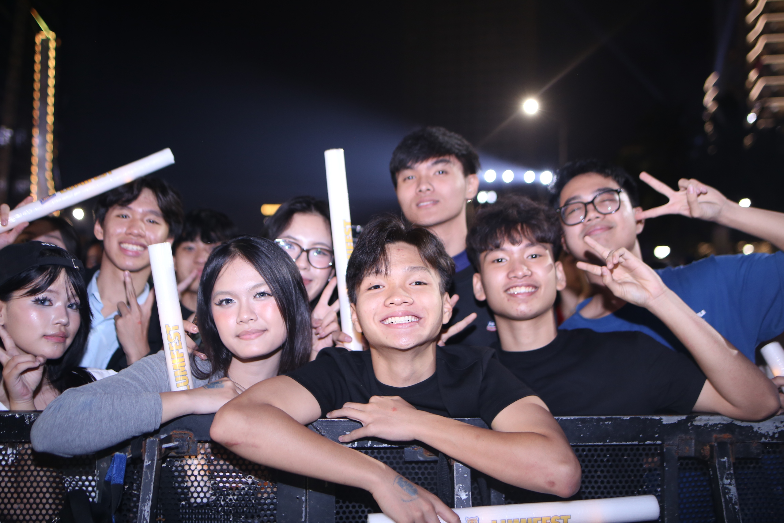 Biển người bùng cháy đêm giao thừa, xúc động gặp Đen Vâu- Ảnh 3. Biển người bùng cháy đêm giao thừa, xúc động gặp Đen Vâu- Ảnh 3.