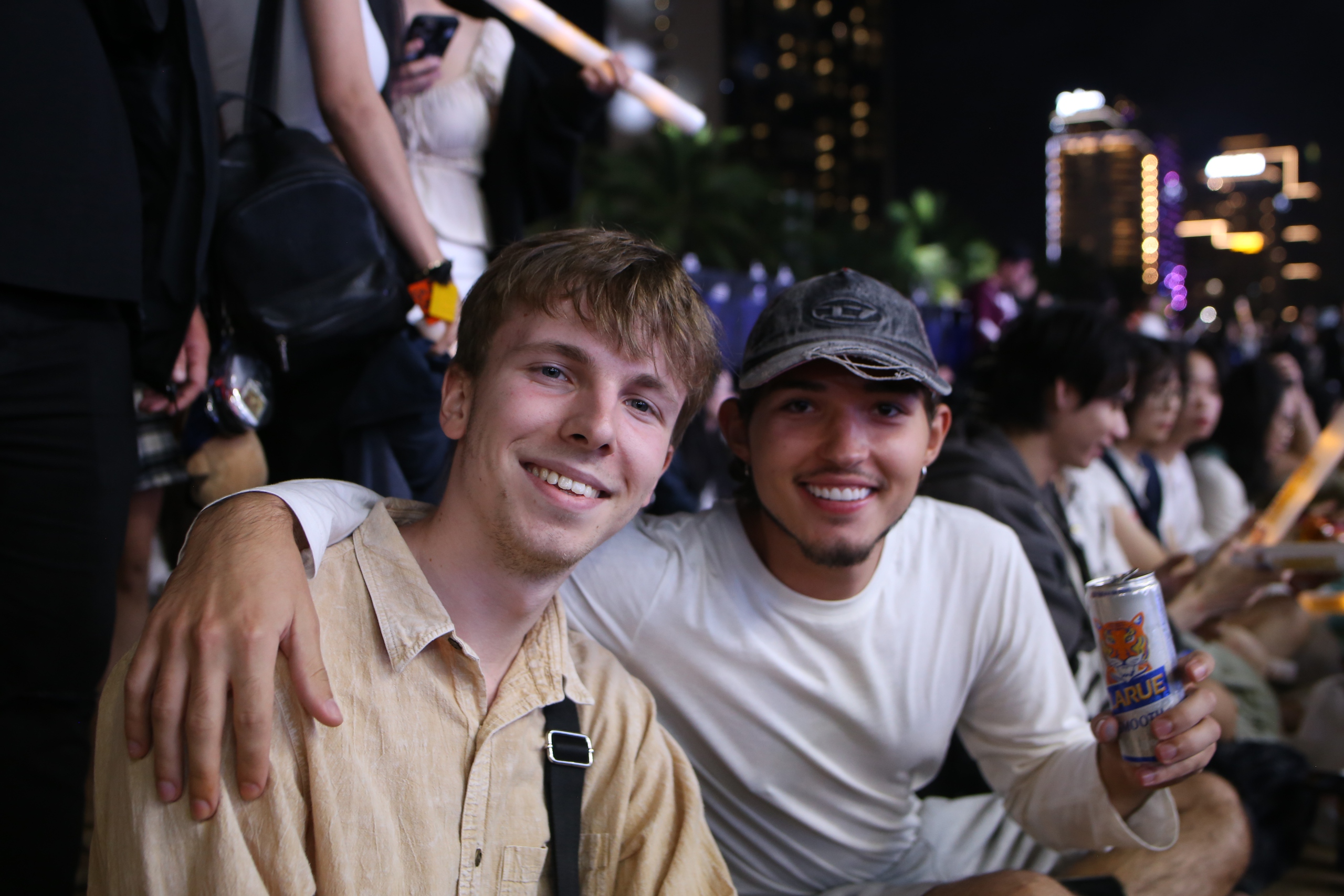 Biển người bùng cháy đêm giao thừa, xúc động gặp Đen Vâu- Ảnh 15. Biển người bùng cháy đêm giao thừa, xúc động gặp Đen Vâu- Ảnh 15.