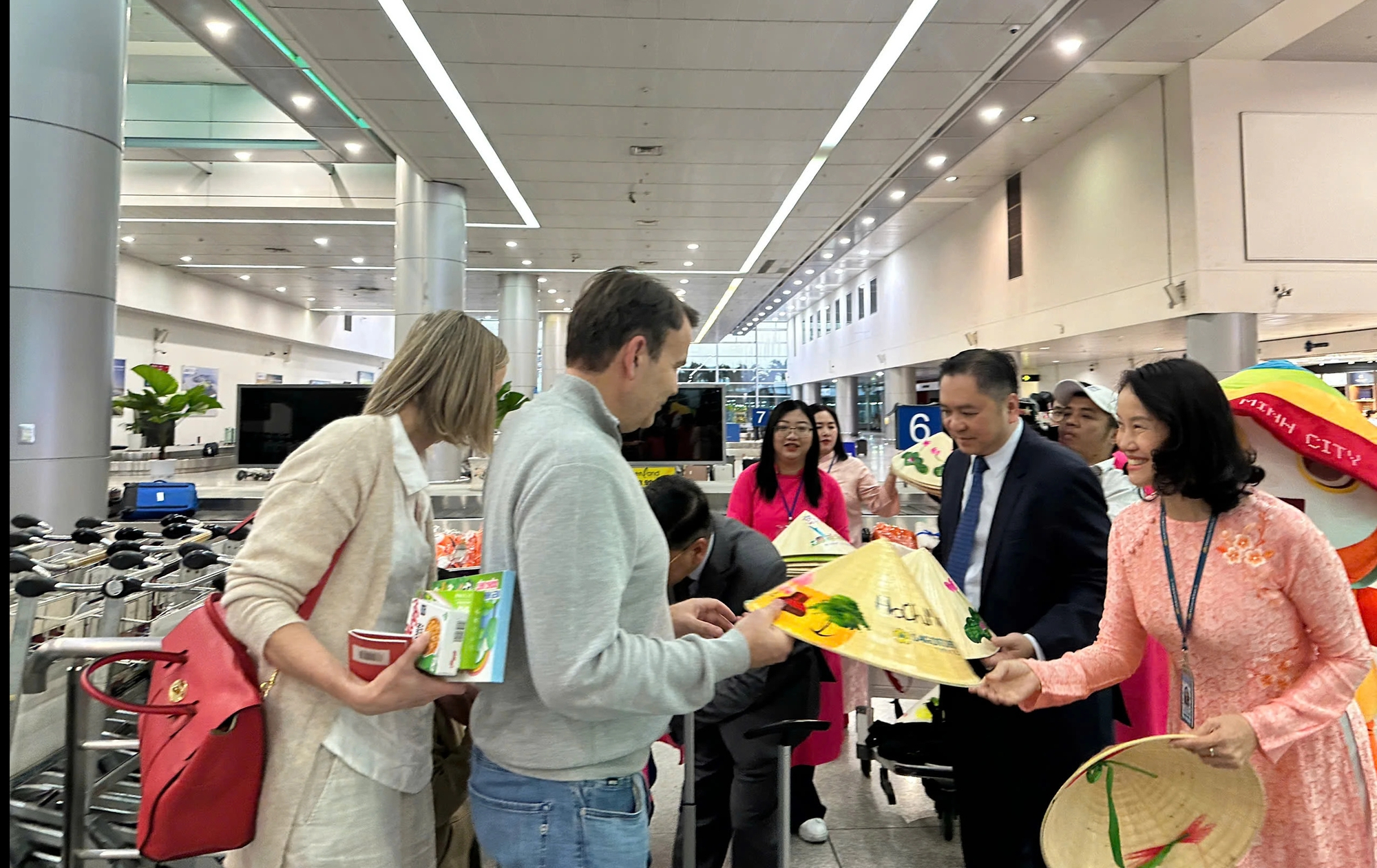 Rộn ràng đón đoàn khách quốc tế đầu tiên xông đất TP . HCM năm 2026 - Ảnh 1. Rộn ràng đón đoàn khách quốc tế đầu tiên xông đất TP . HCM năm 2026 - Ảnh 1.