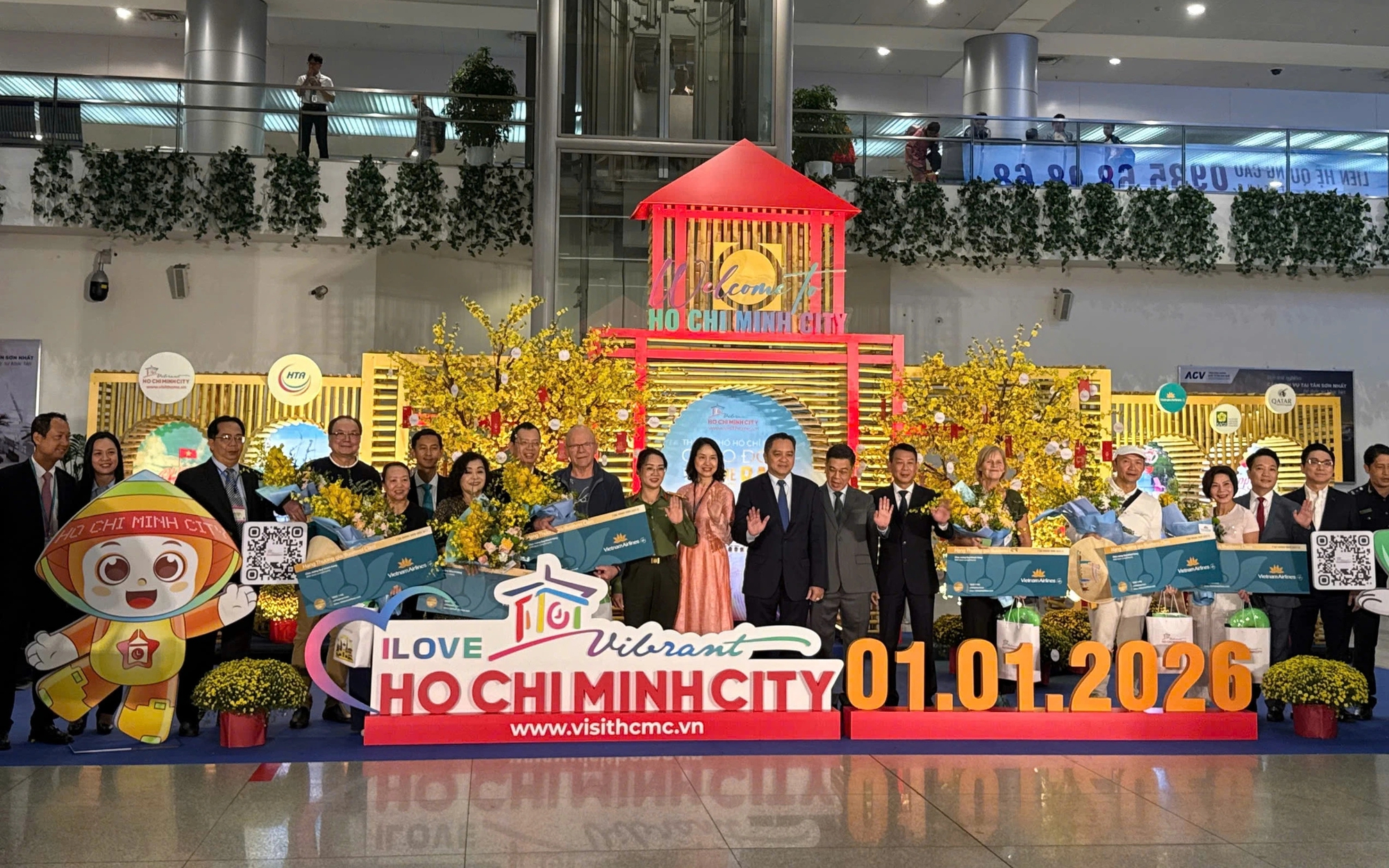 Rộn ràng đón đoàn khách quốc tế đầu tiên xông đất TP . HCM năm 2026 - Ảnh 4. Rộn ràng đón đoàn khách quốc tế đầu tiên xông đất TP . HCM năm 2026 - Ảnh 4.
