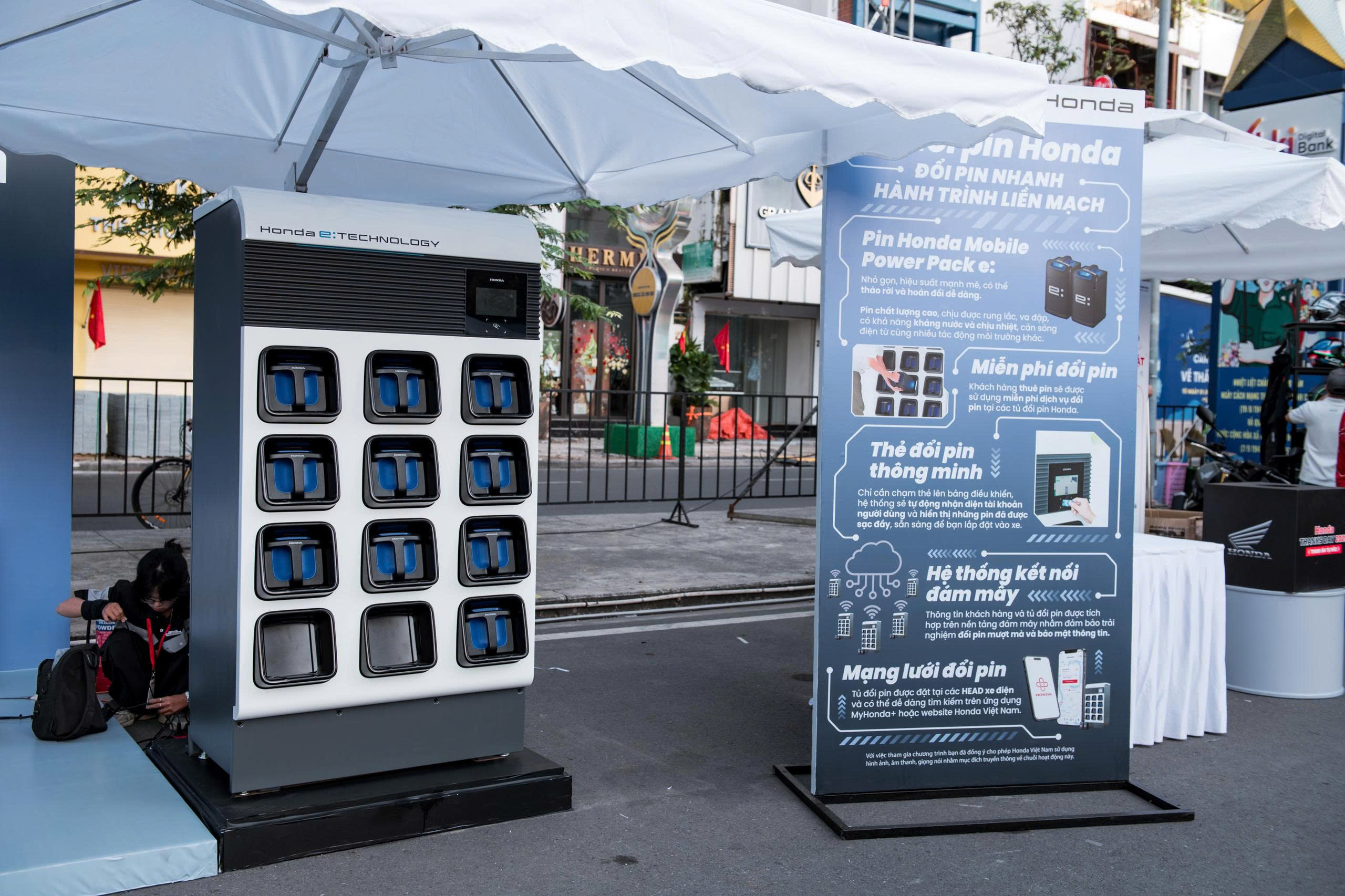 Honda và Yamaha 'tham chiến', cuộc đua trạm đổi pin xe máy điện bắt đầu nóng - Ảnh 1.